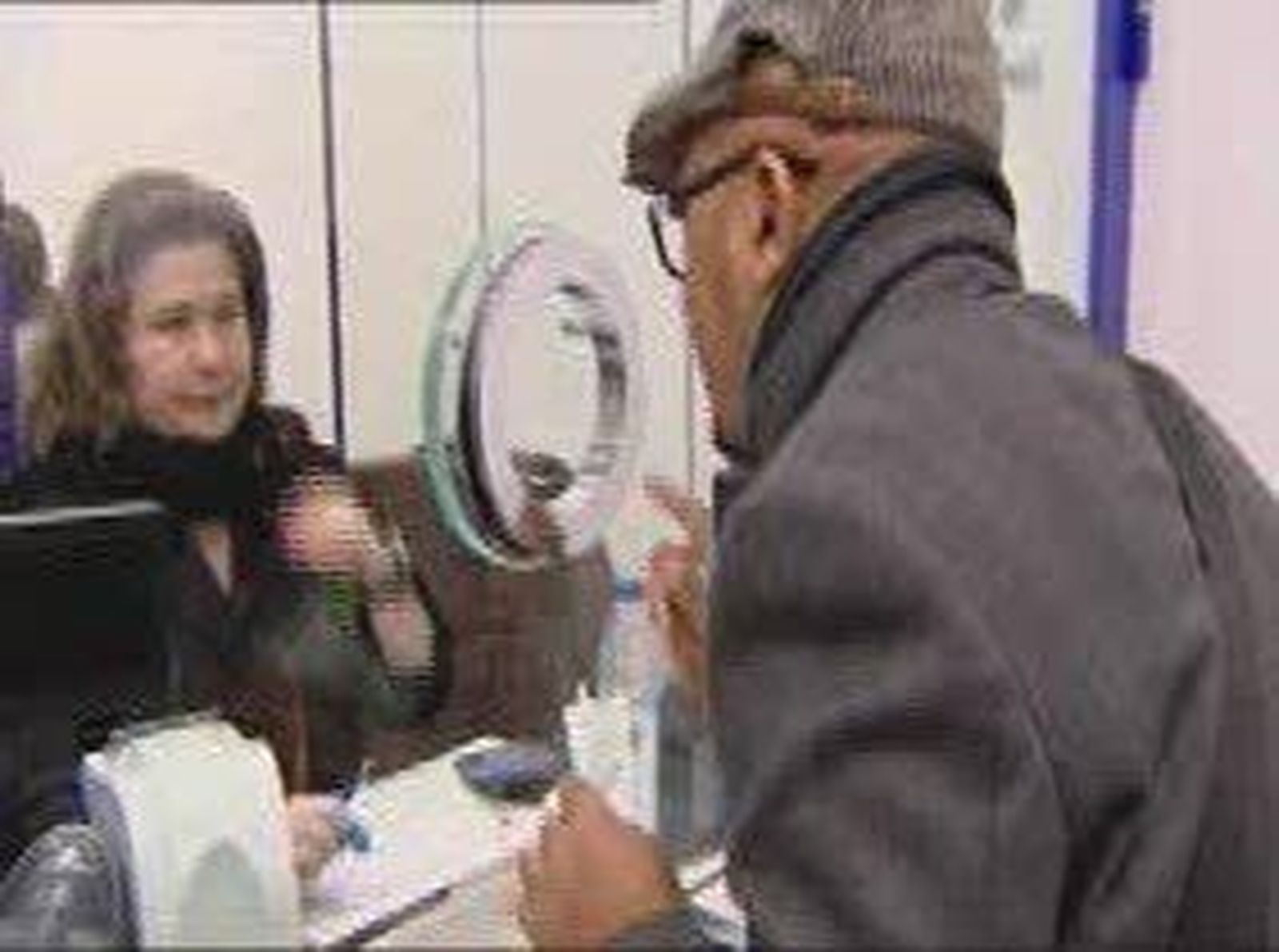 4.000 personas hacen cola en Doña Manolita para hacerse con un décimo horas antes del Sorteo de Navidad