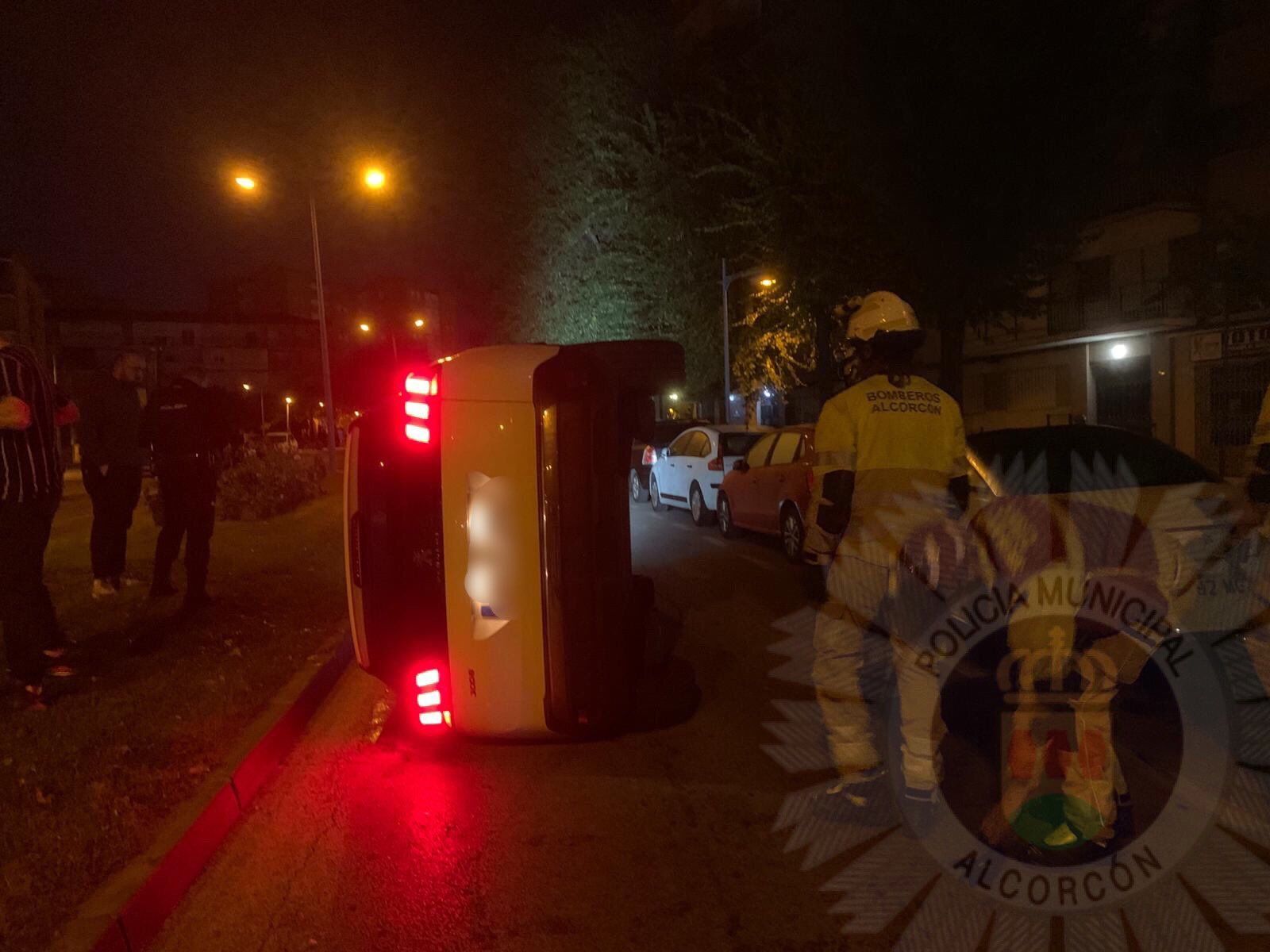 Intervención de los Bomberos de Alcorcón tras volcar un vehículo