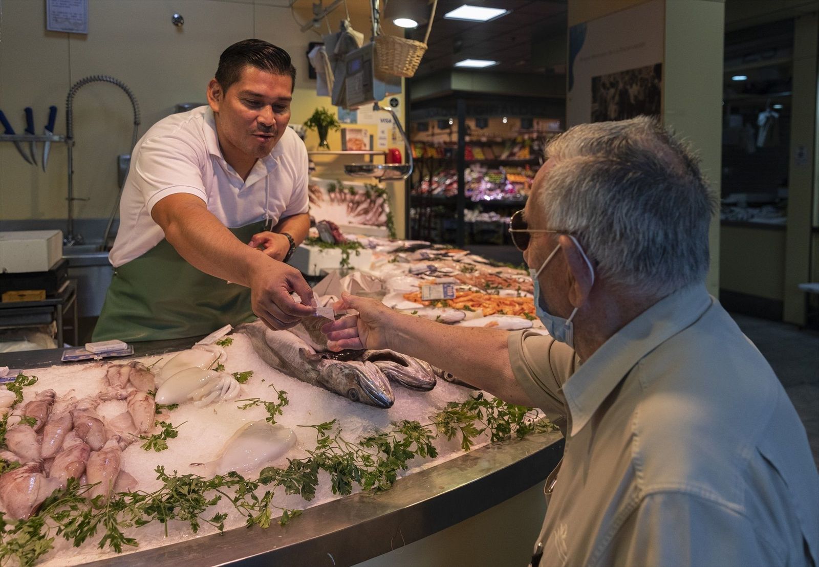 Los españoles elevan un 10,8% su gasto en la cesta de la compra en octubre, según NielsenIQ
