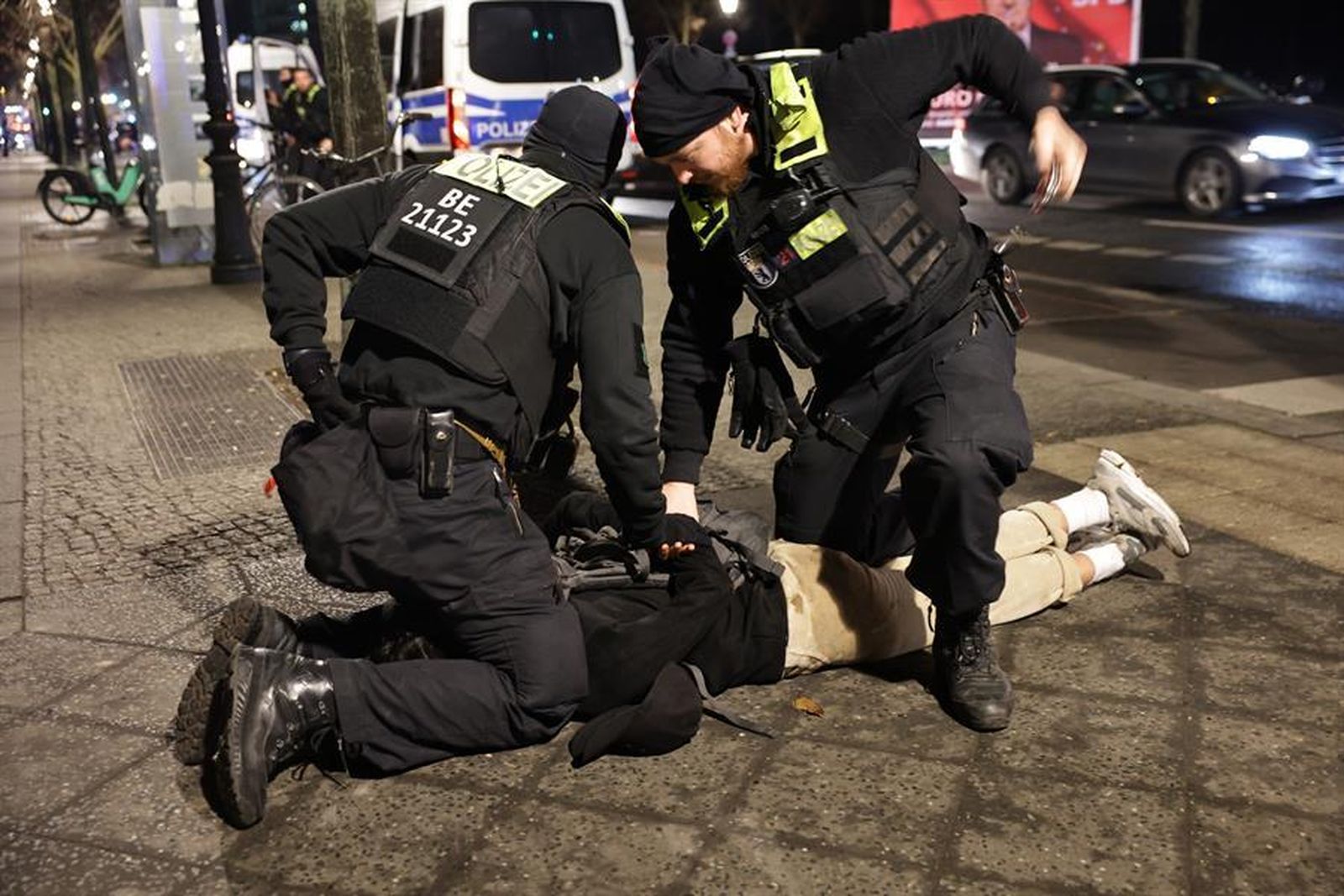 Momento de la detención del sospechoso de apuñalar a un turista español en Berlín