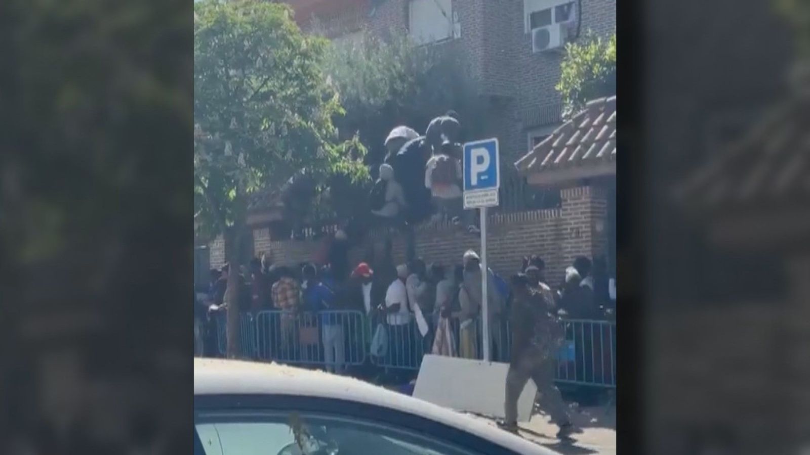 Un grupo de inmigrantes intenta saltar la verja de la Embajada de Gambia en Madrid