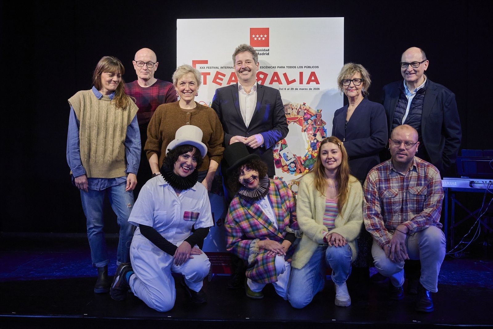 El consejero de Cultura, Mariano de Paco, con integrantes de Teatralia