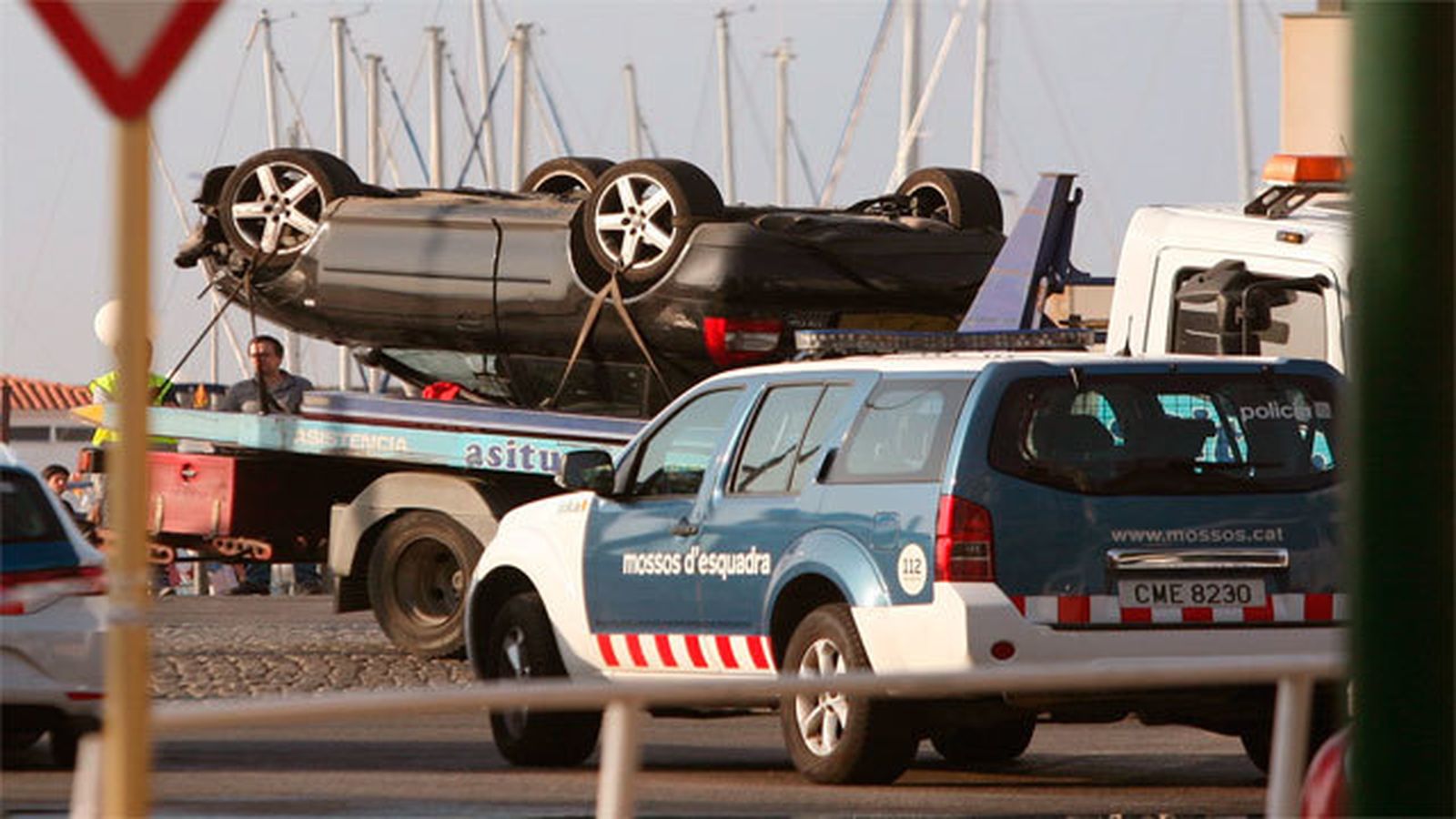 El coche de los presuntos terroristas, abatido por la policía en Cambrils