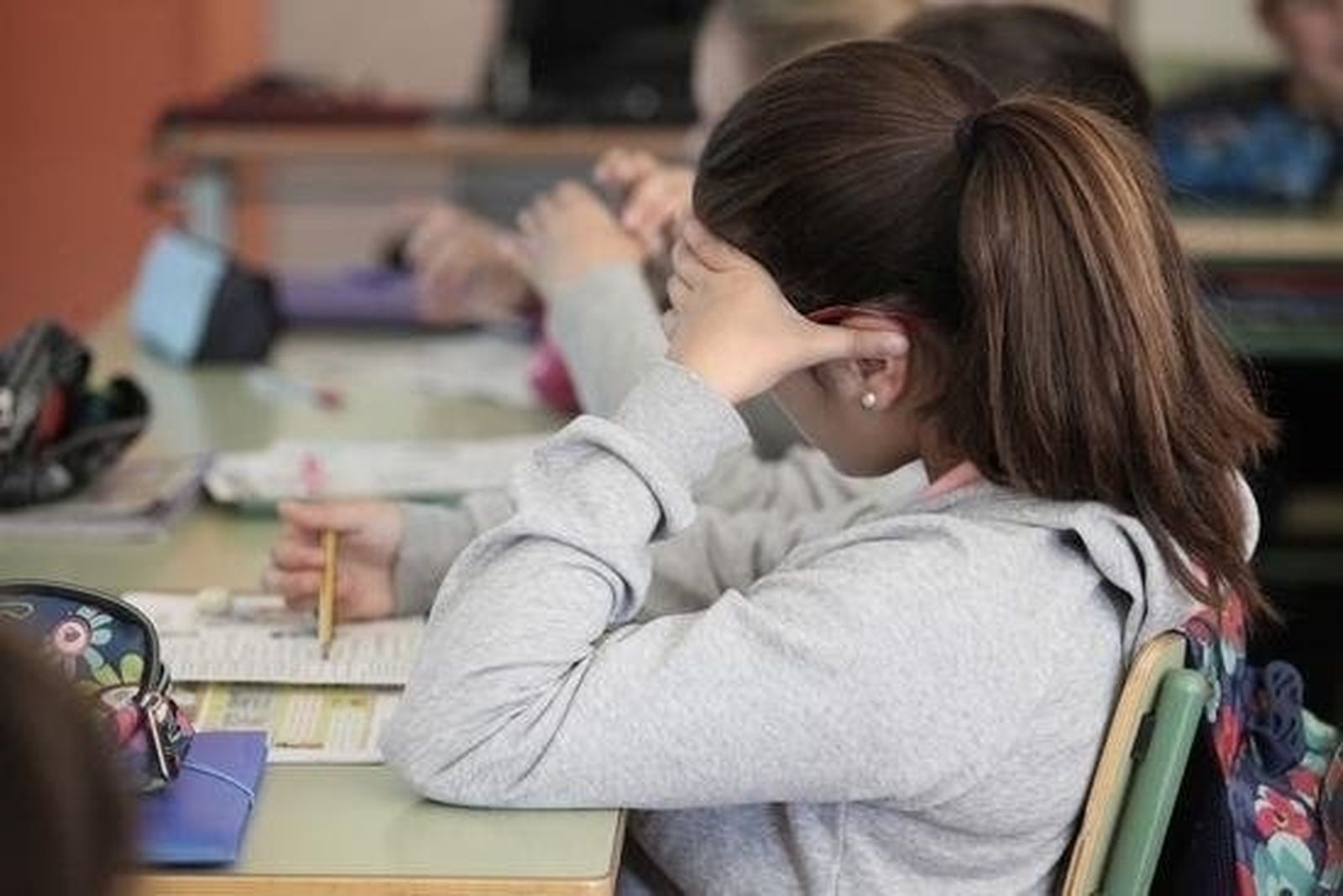 Una alumna en un aula