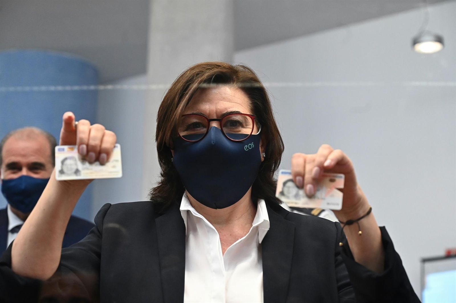 La actriz María Luisa Martín posa con el primer DNI europeo expedido en España
