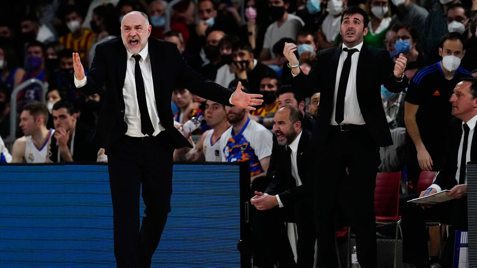Pablo Laso protesta una decisión arbitral durante el F.C.Barcelona - Real Madrid celebrado en el Palau el 10 de abril de 2022