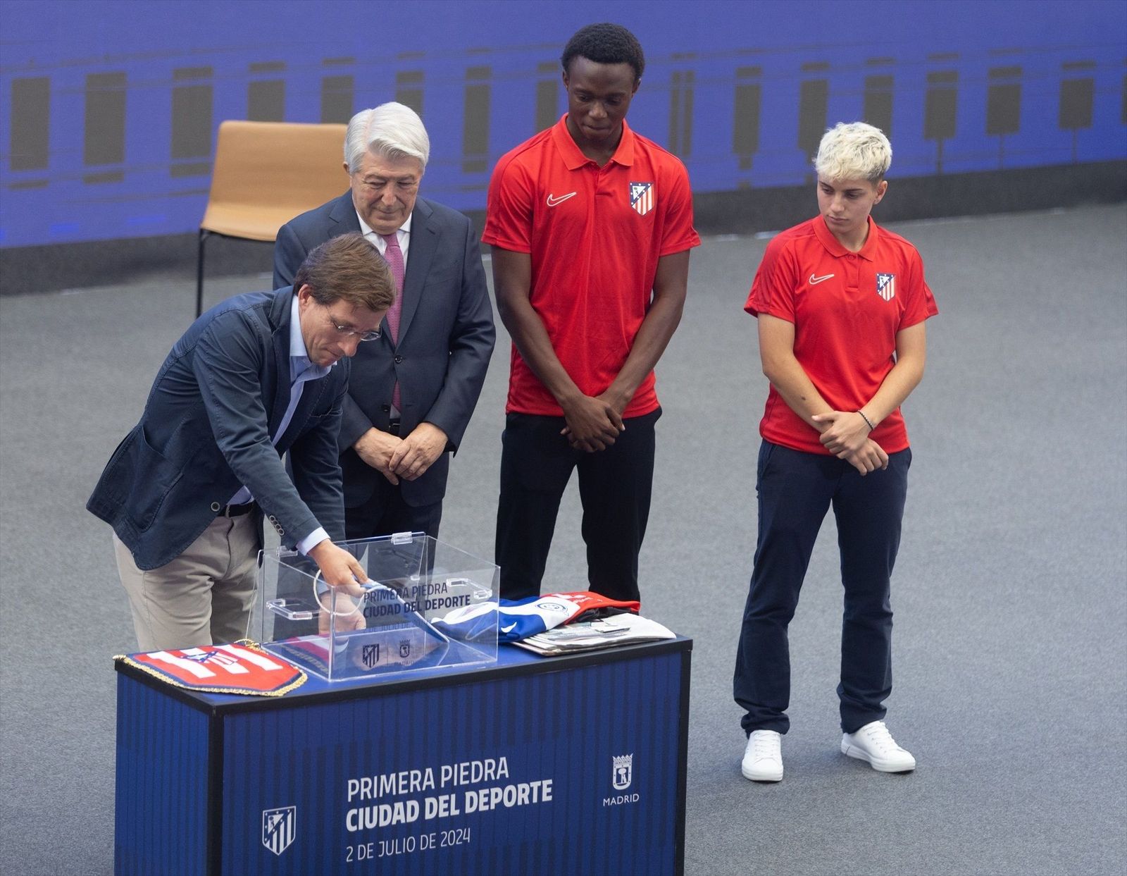 Almeida y Cerezo colocan la primera piedra de la Ciudad del Deporte junto al Metropolitano