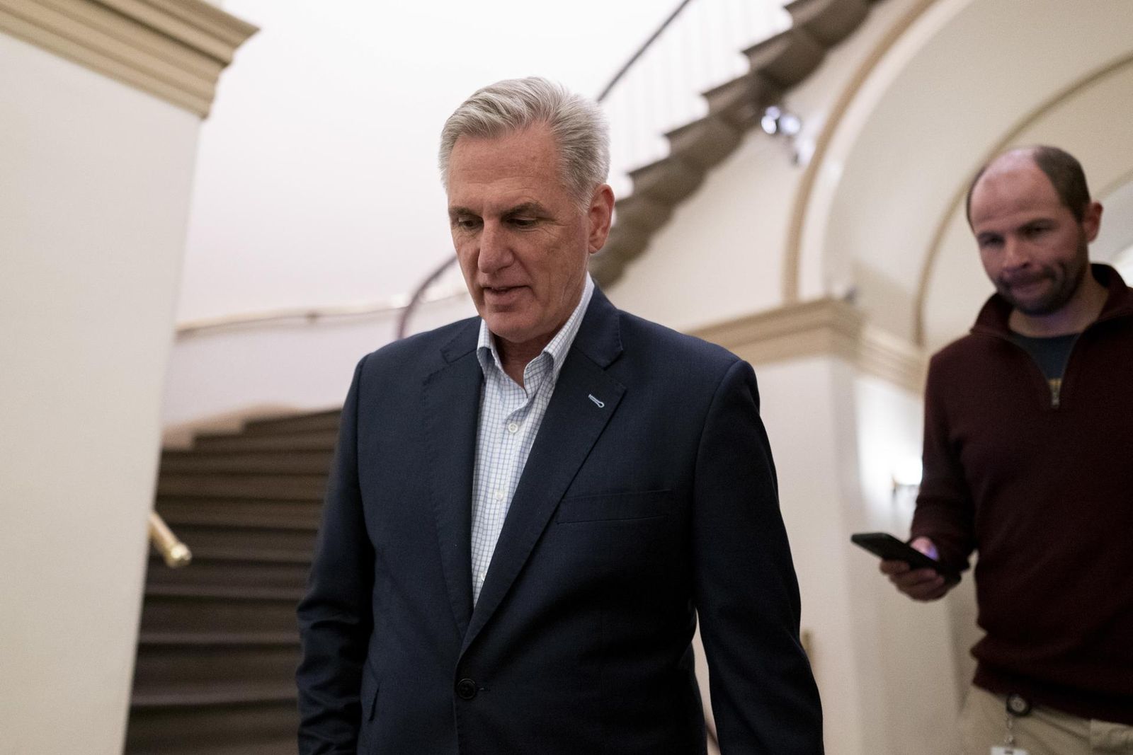 El presidente de la Cámara de Representantes, Kevin McCarthy, sale del Capitolio de los Estados Unidos, en Washington