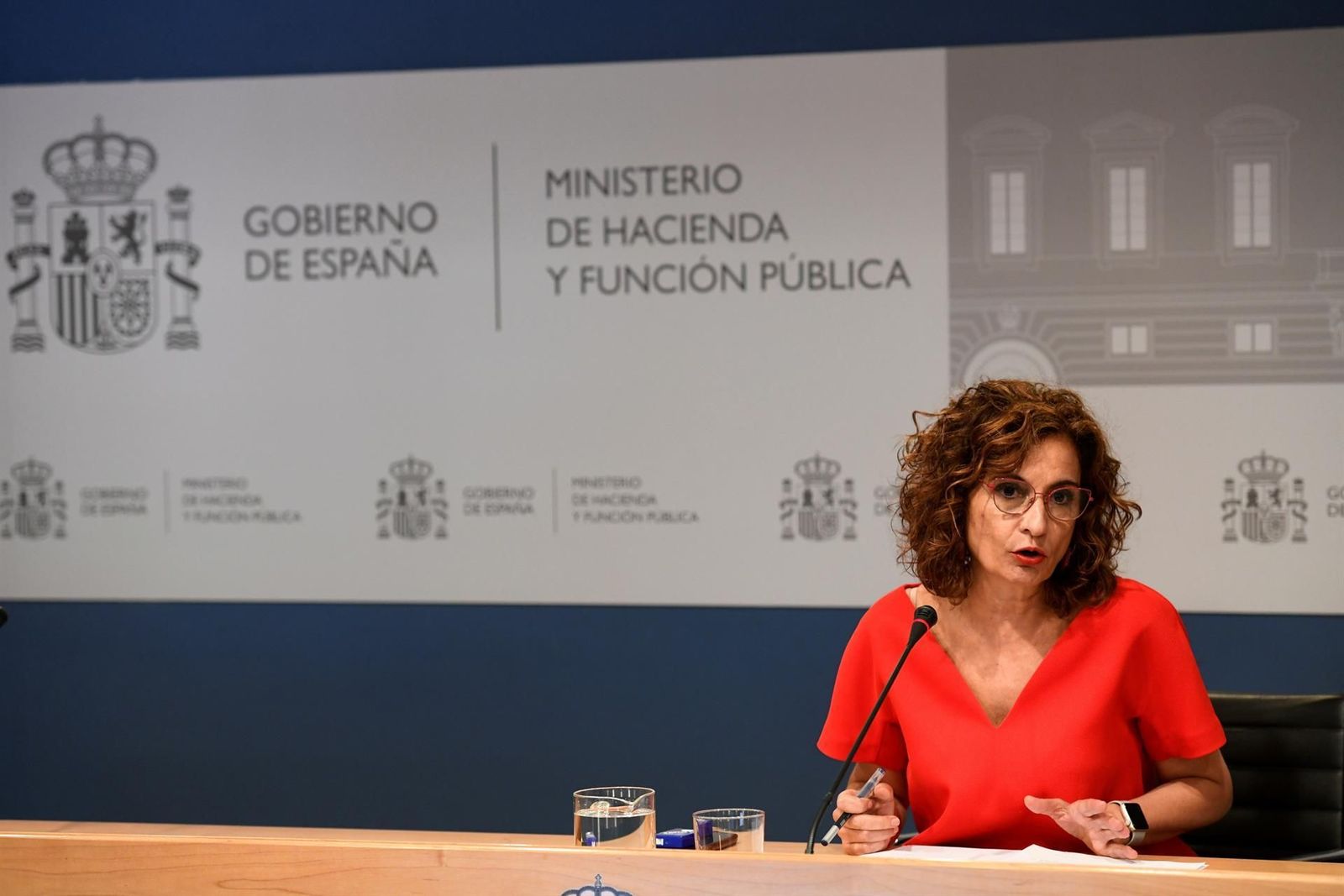 El Gobierno fija el déficit en el 0,6% y anuncia 13.000 millones para las autonomías