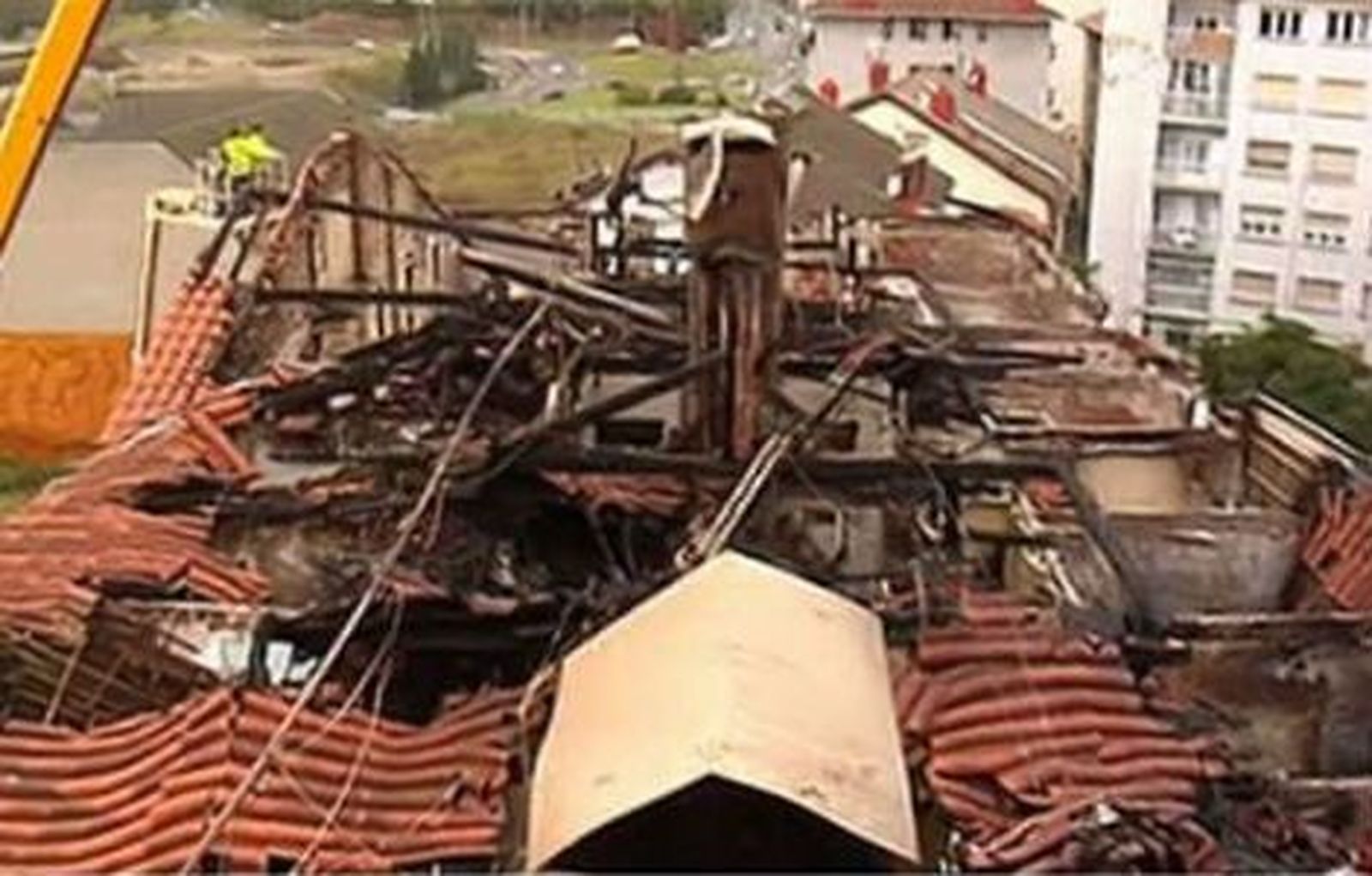 Atendidas 14 personas por inhalación de humo por un incendio en un edificio de Bilbao