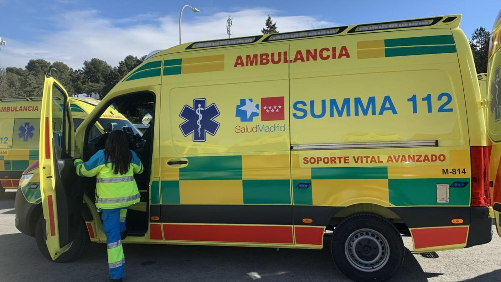 Herido grave un conductor tras chocar con dos árboles y volcar el vehículo en la A-5