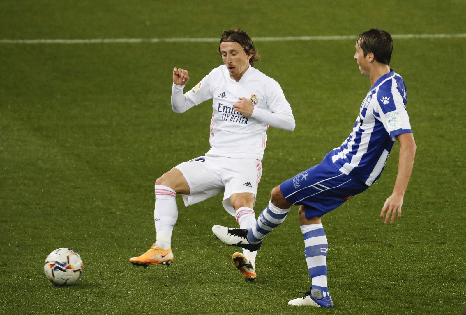 Luka Modric disputando un balón ante Pina