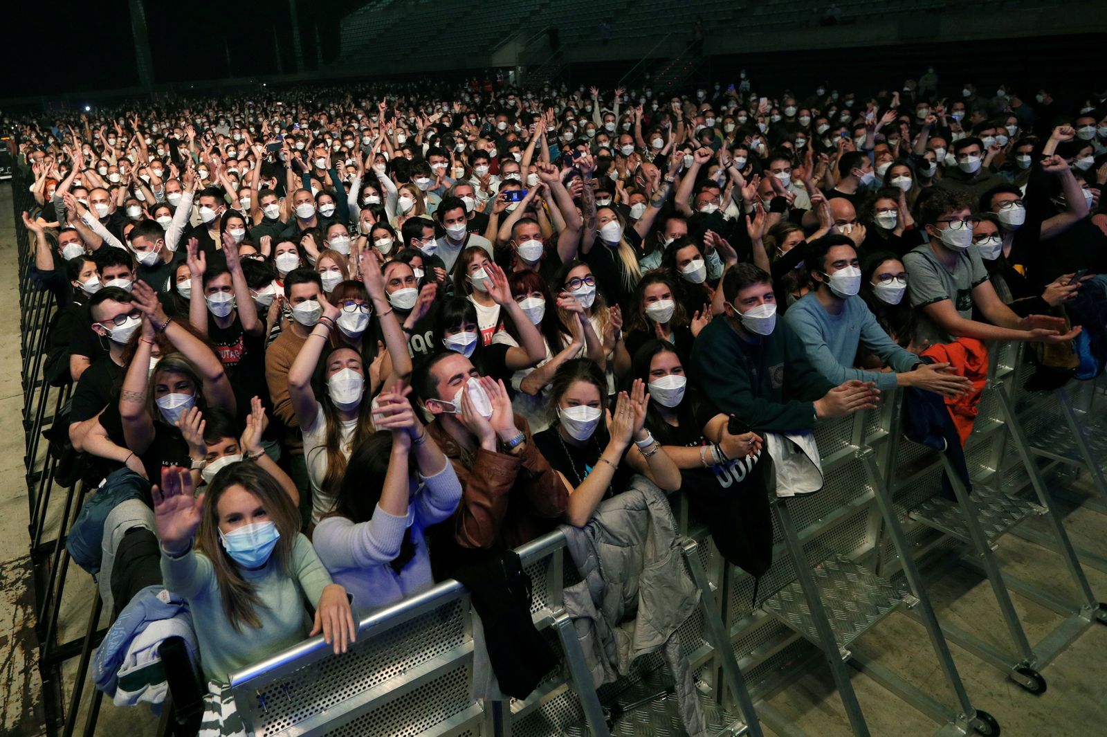 Varios centenares de espectadores situados frente al escenario del palau Sant Jordi de Barcelona