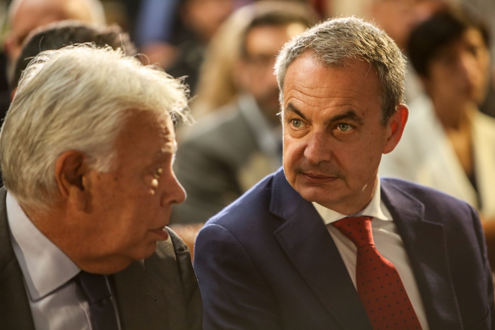 Los expresidentes del Gobierno Felipe González y José Luis Rodríguez Zapatero