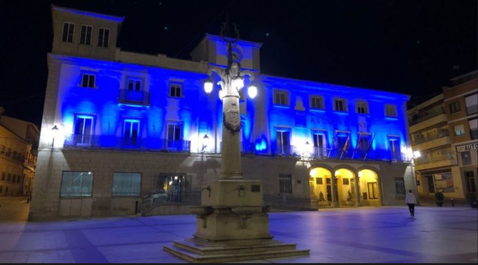 El Ayuntamiento de Colmenar Viejo, iluminado de azul