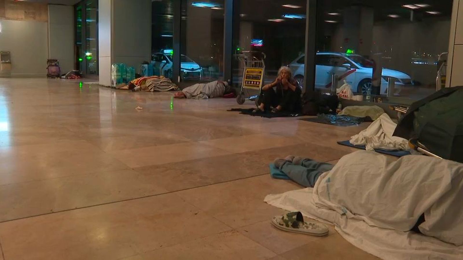 Unos 50 'sin techo' siguen pernoctando en Barajas pese a las expulsiones de AENA