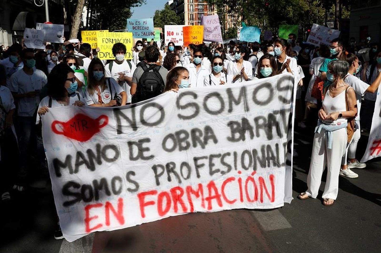 Centenares de médicos MIR se manifiestan en Madrid contra la "explotación"
