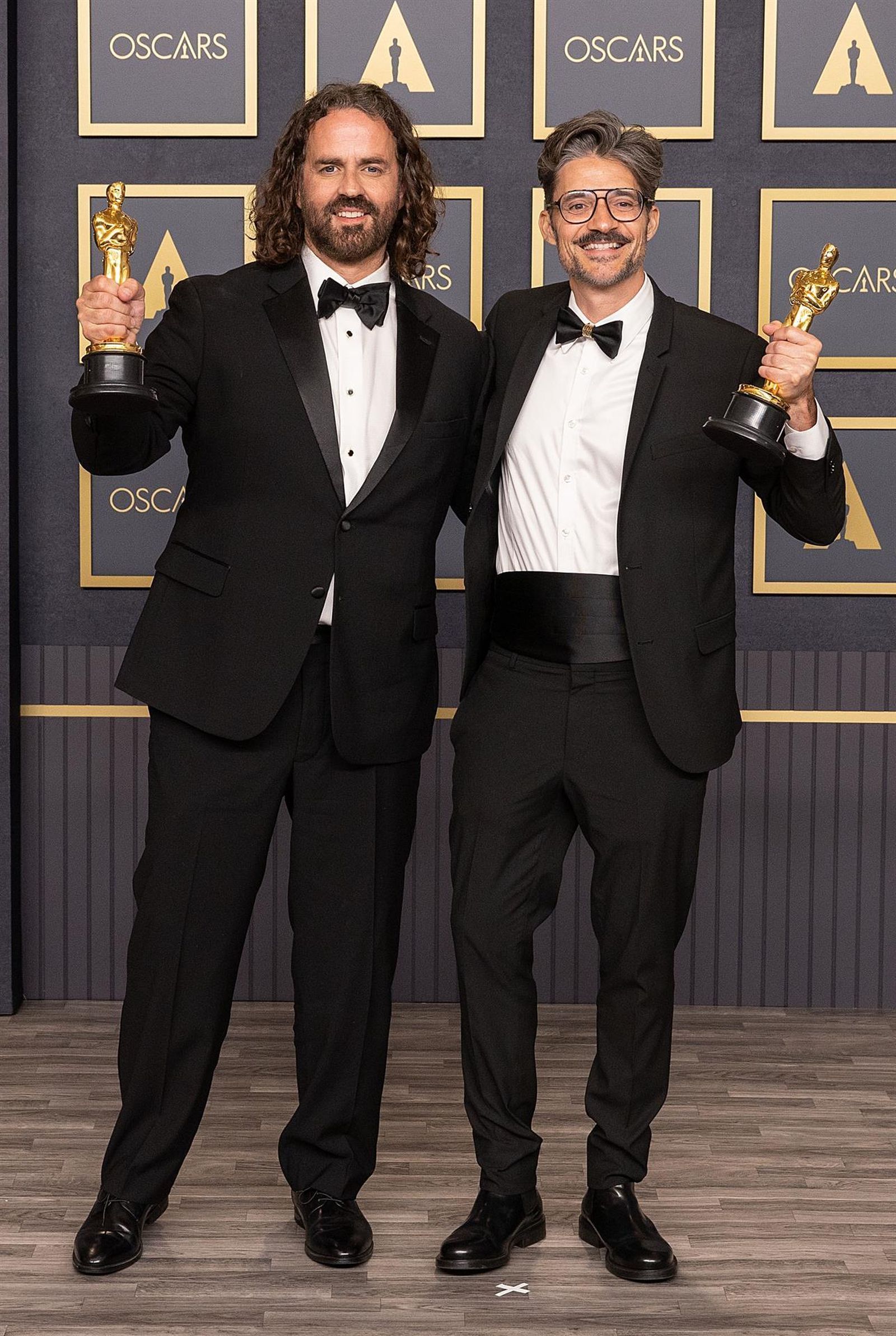 Leo Sanchez Barbosa y Alberto Mielgo, ganadores del Óscar a Mejor Corto Animado por ' El limpiaparabrisas' posan en la Sala de Prensa de los Premios Óscar hoy, en el Teatro Dolby de Los Ángeles, California