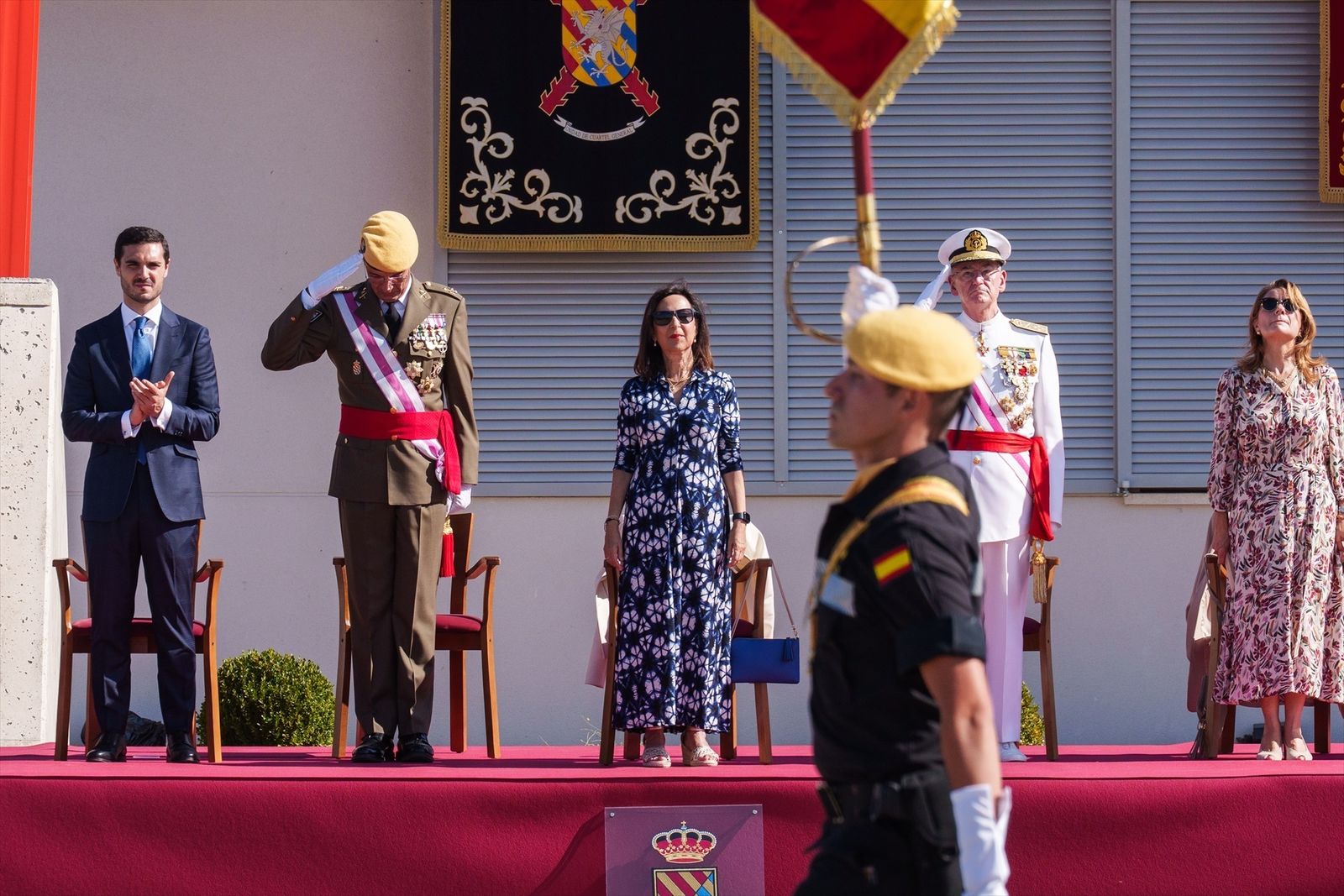 La ministra de Defensa, Margarita Robles  y el General Jefe de la UME, Francisco Javier Marcos , durante el acto militar de la Unidad Militar de Emergencias
