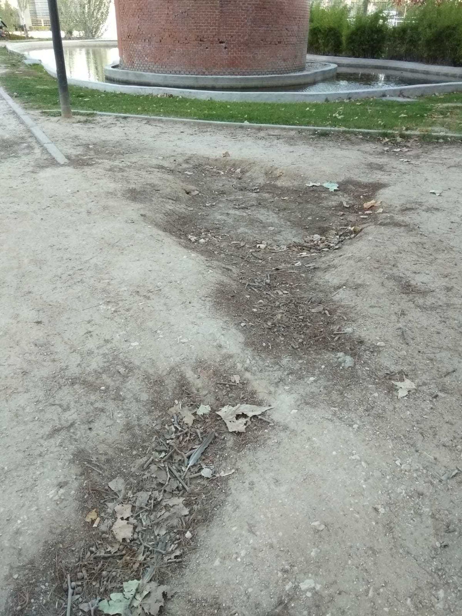 Estado de los caminos del parque de Villa Rosa en Hortaleza