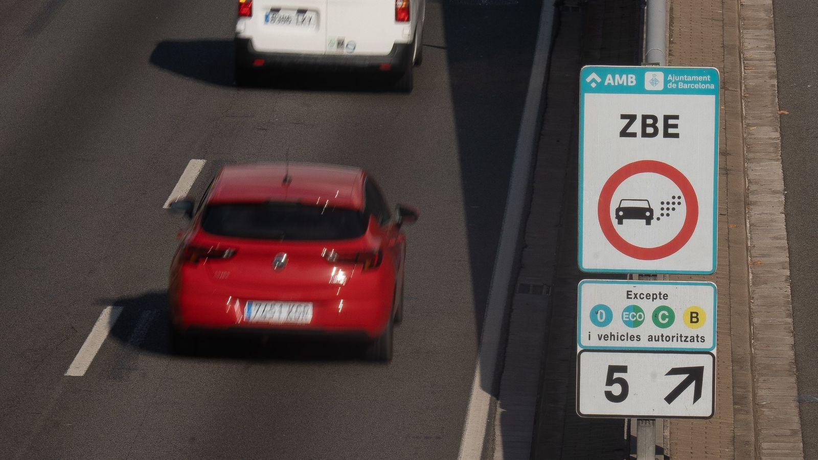 Termina el plazo de aviso, a partir del 1 de julio se multará a los coches sin distintivo ambiental de la DGT