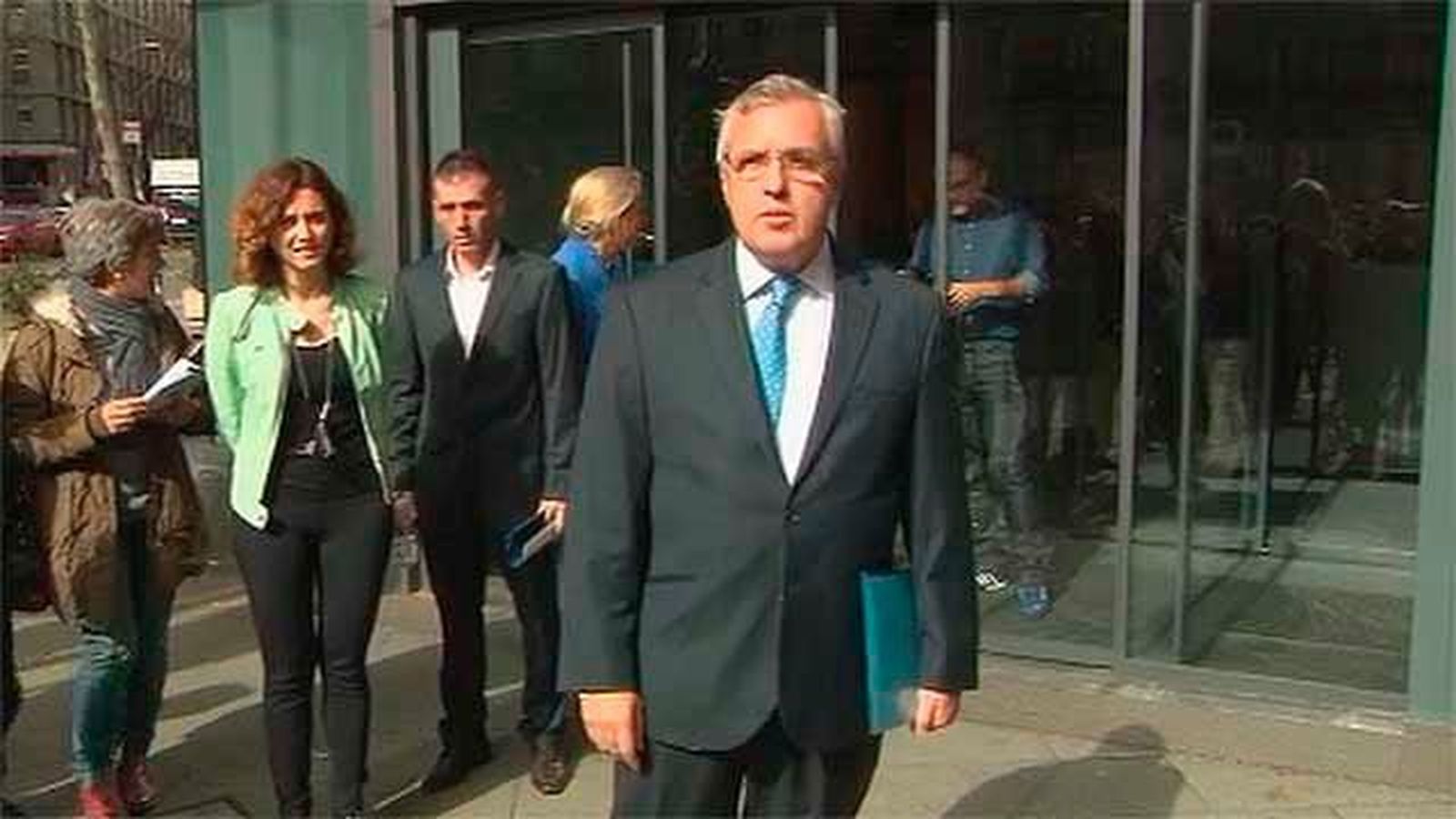 Asúa presenta los avales a su candidatura y reta a Cifuentes a un debate