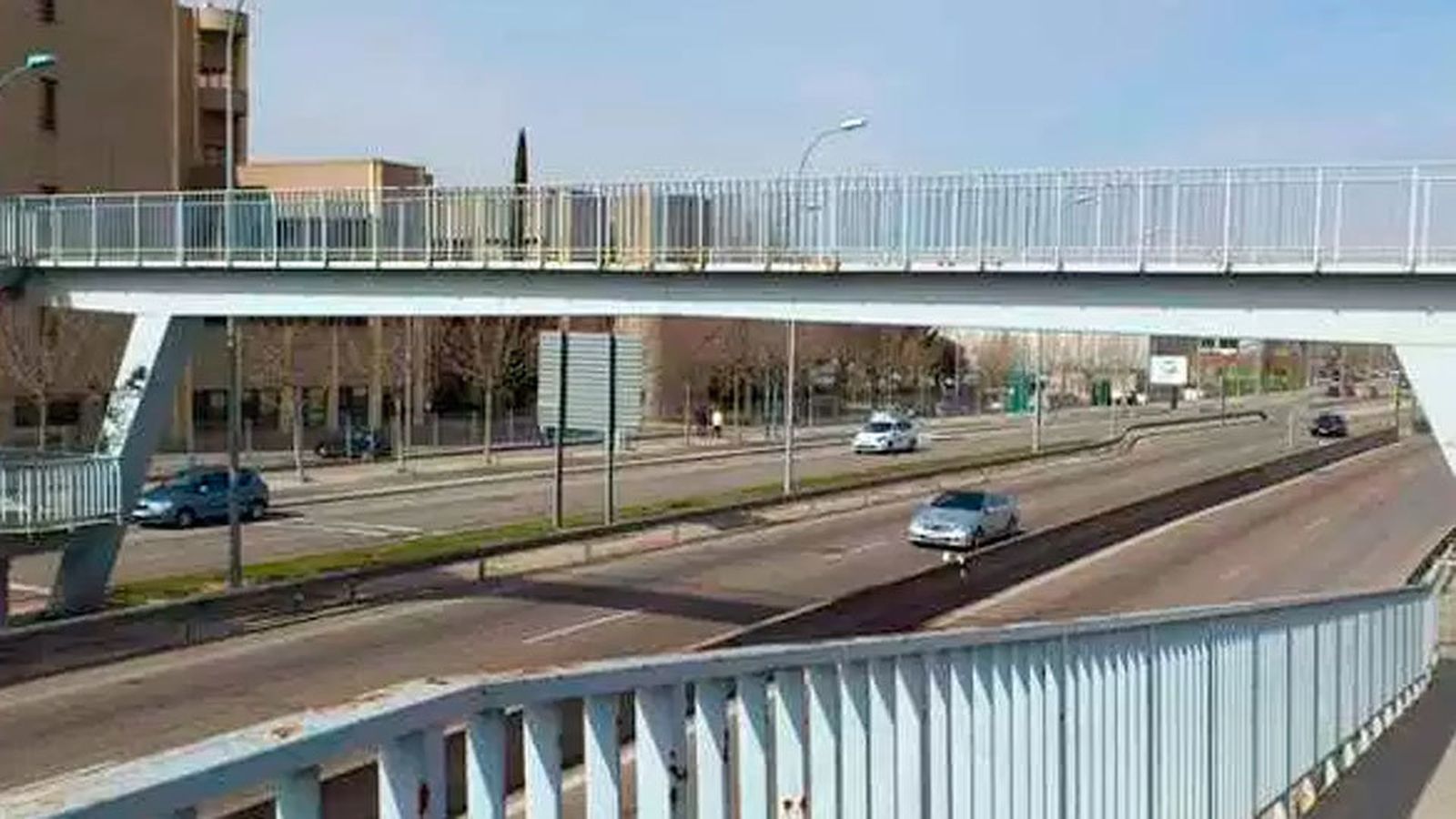 La Policía evita en Getafe que una joven se precipite a la carretera M-407