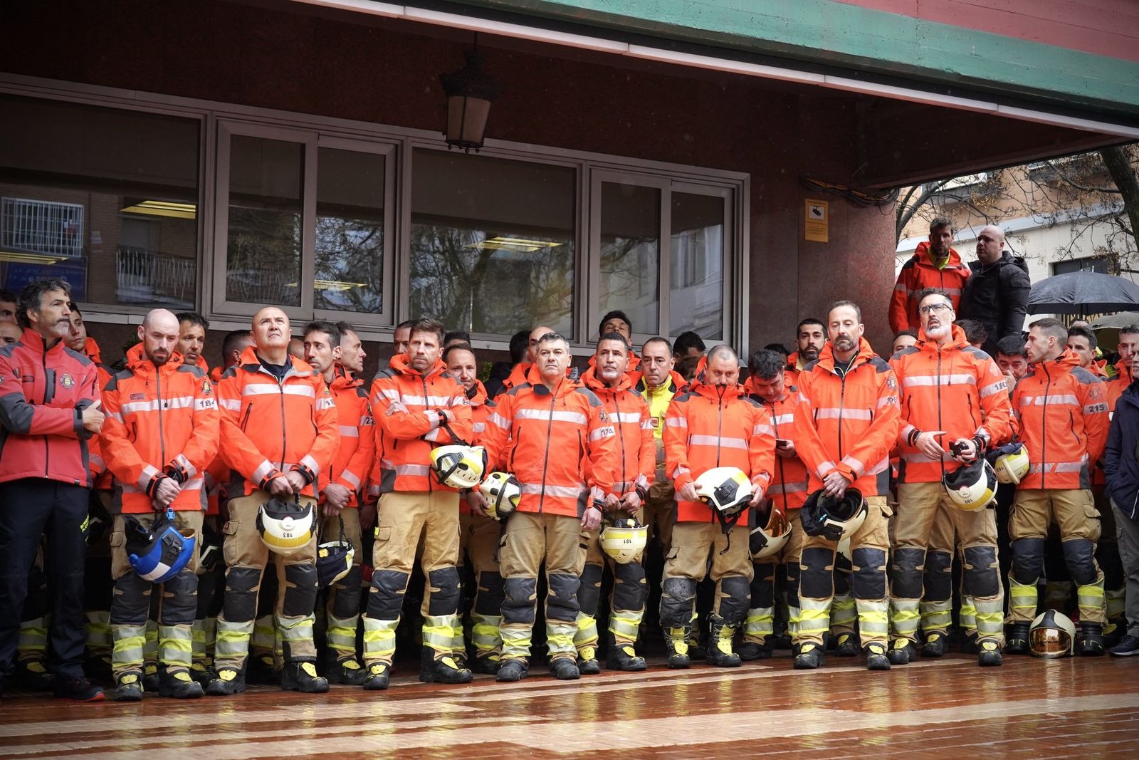 Compañeros de los bomberos fallecidos