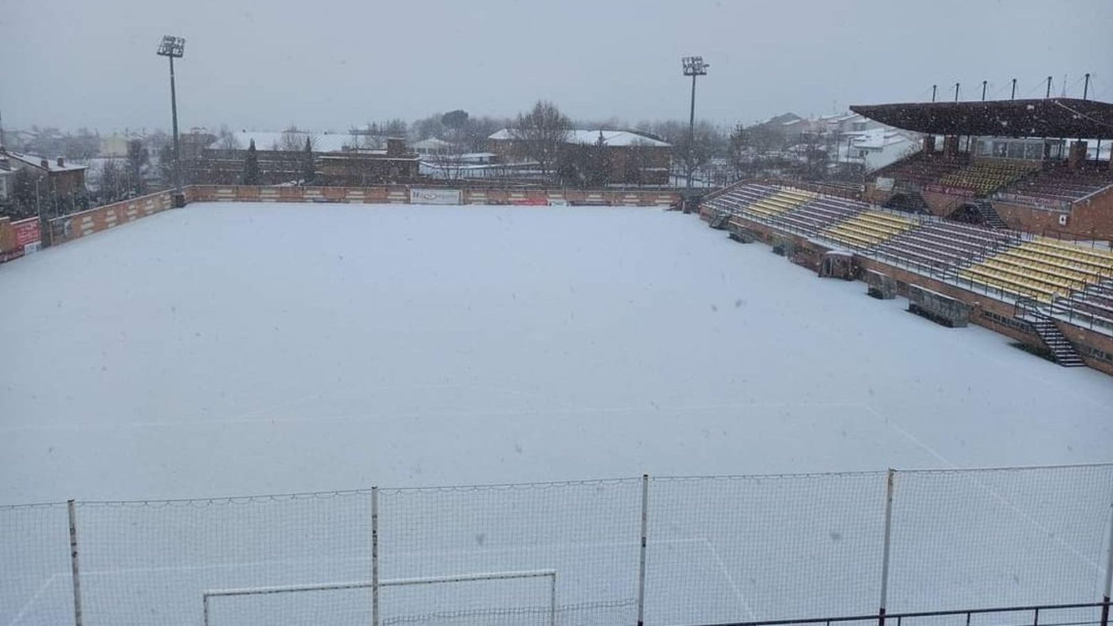 El césped del estadio del Navalcarnero cubierto de nieve