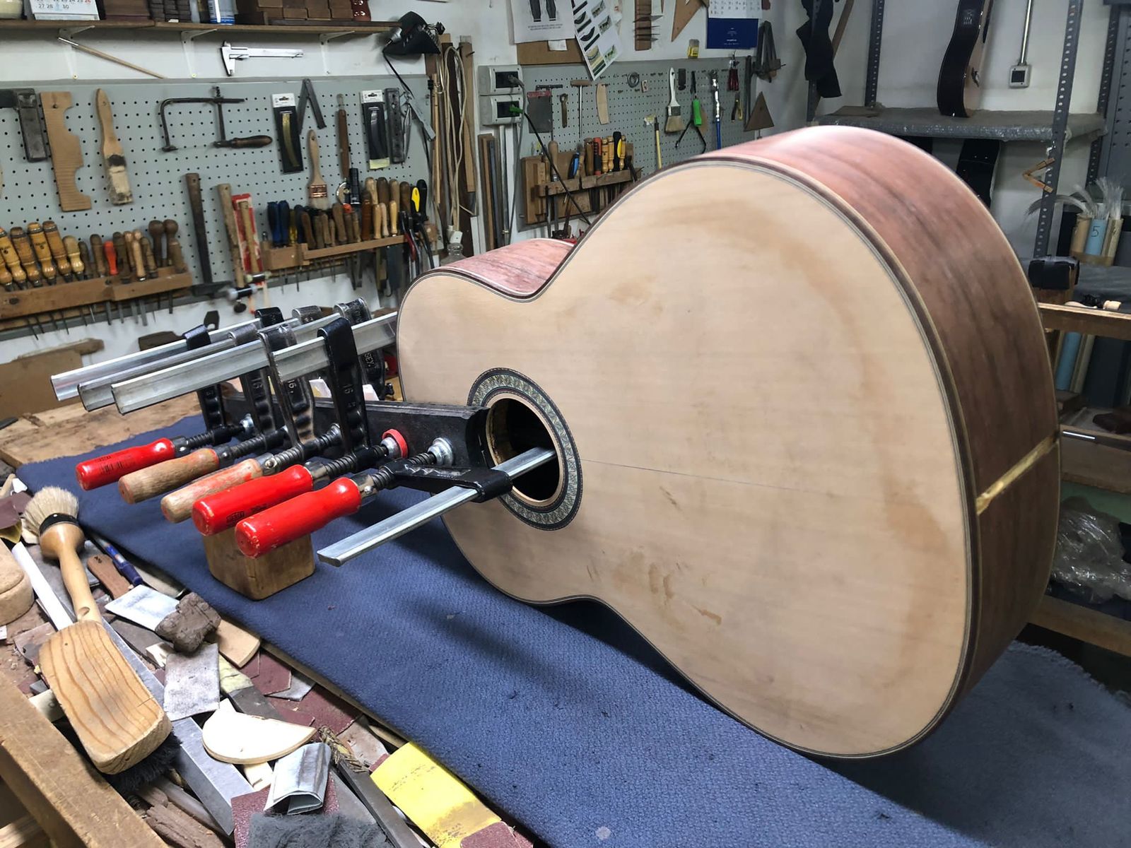 Negocios centenarios de Madrid: Las mujeres abren caminos en Guitarras Ramírez