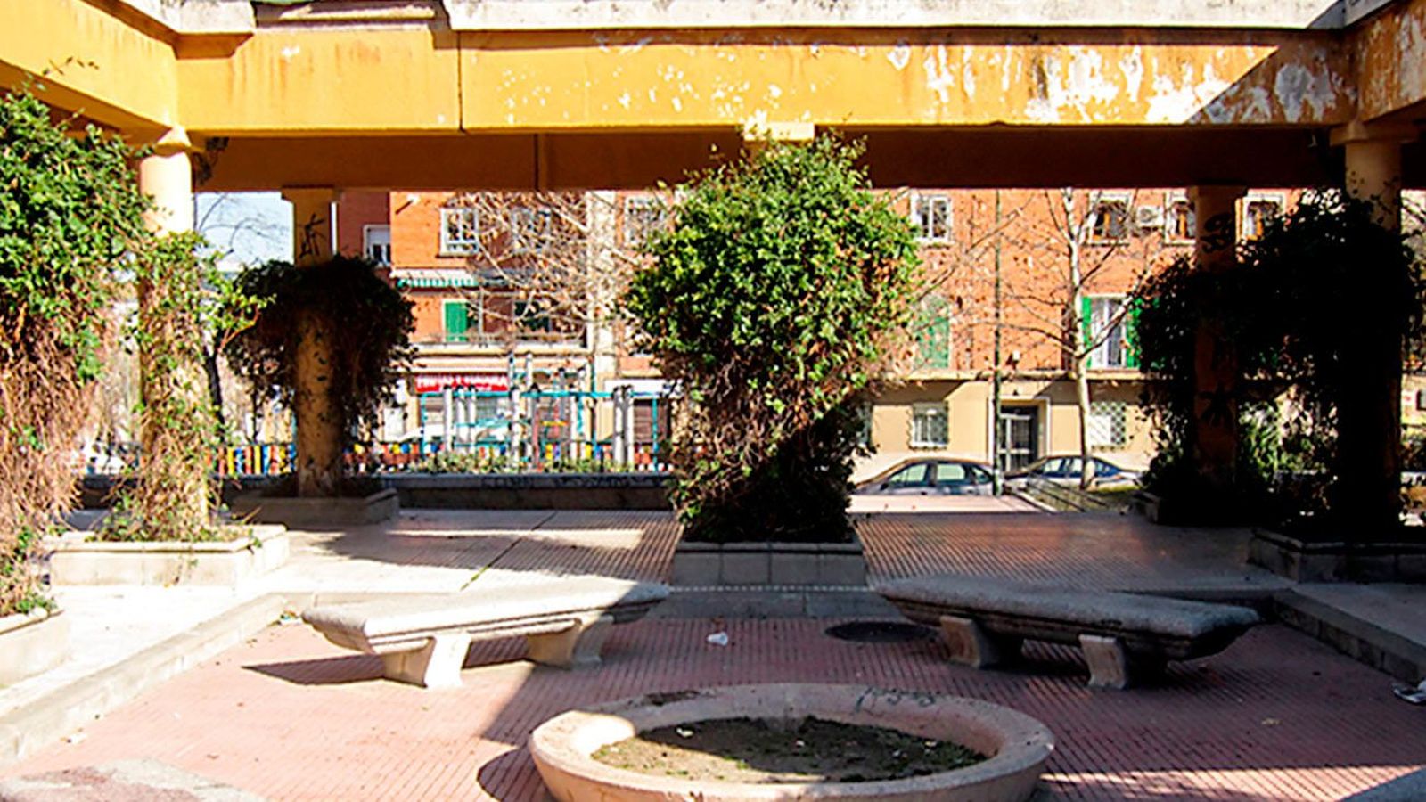 Los vecinos denuncian la degradación de la Plaza de la Romana en Usera