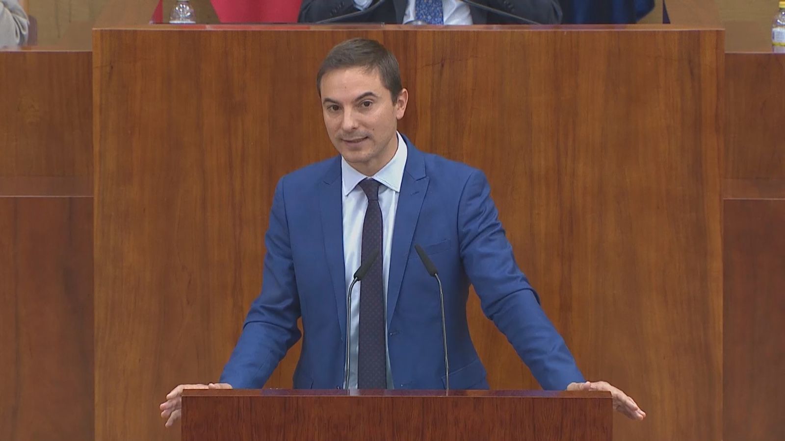Lobato realizará una fiscalización al gobierno de Ayuso a la que tiende la mano para llegar a acuerdos