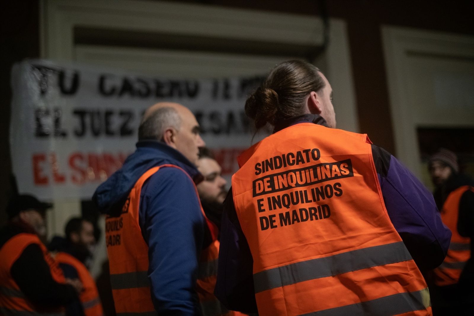 Voluntarios del Sindicato de Inquilinas de Madrid durante un intento de desahucio en la calle Carnero, a 13 de febrero de 2026