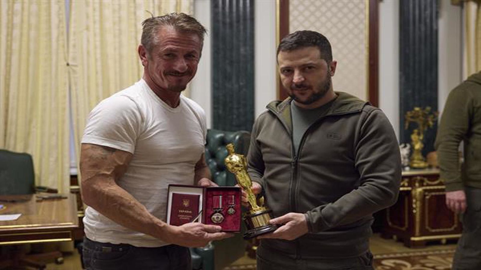 Sean Penn entrega a Zelenski su Oscar, que dejará en Kiev hasta la victoria