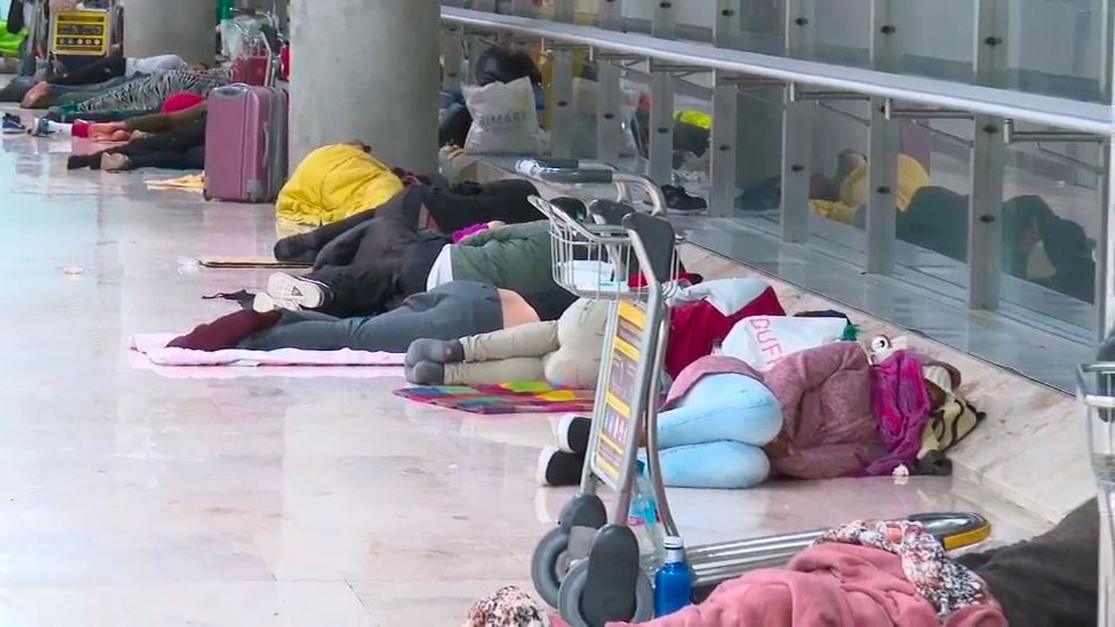 La Comunidad de Madrid acusa a Aena de aplicar "políticas inhumanas" con los sin techo que viven en Barajas