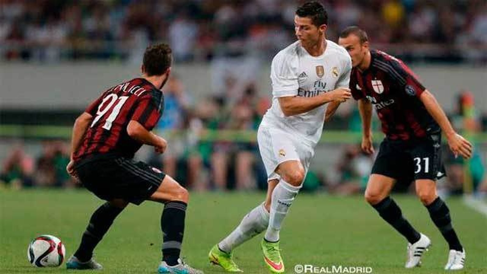 Cristiano Ronaldo rodeado de jugadores del Milan