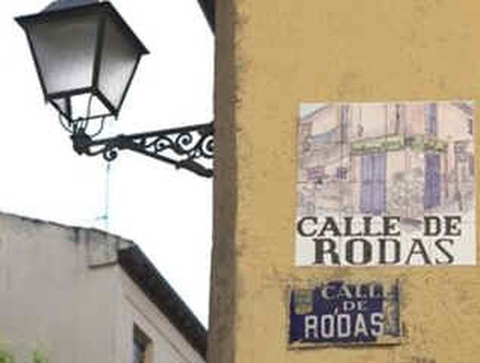 Placas de los nombres de las calles de Lavapiés que muestran la realidad "tal y como es"