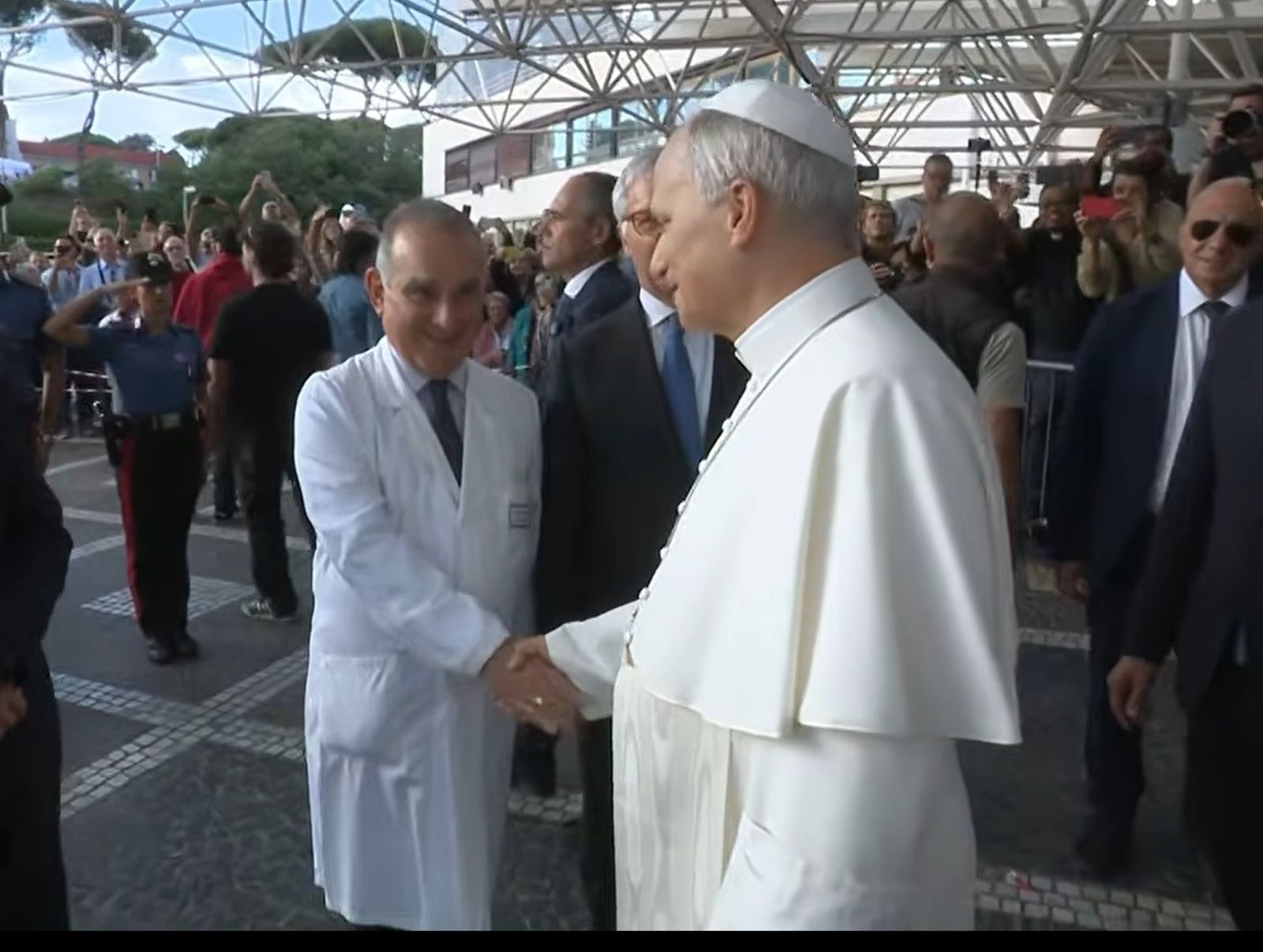 El Papa sale del hospital tras recibir el alta y  rezará el Ángelus en el Vaticano