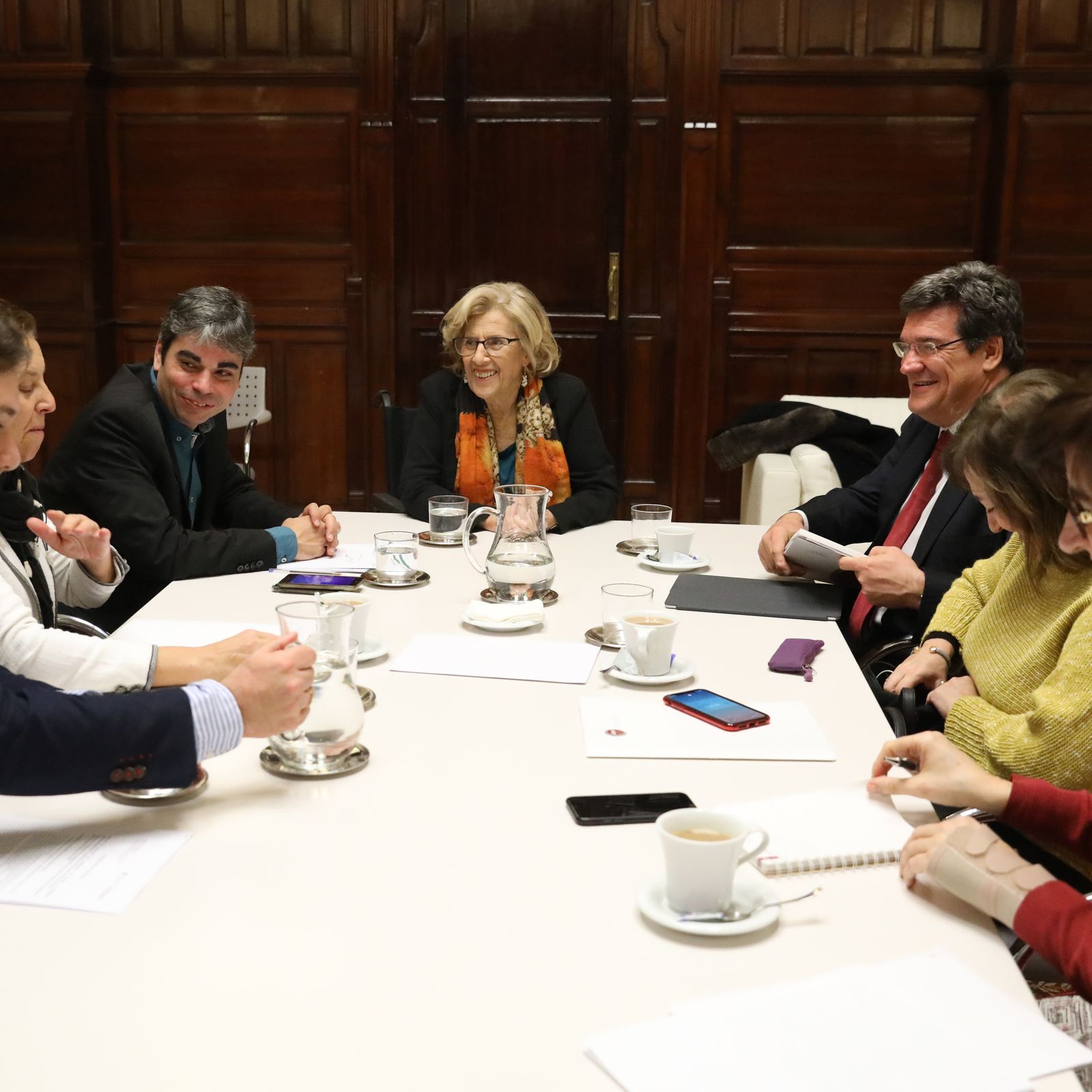 Manuela Carmena, en una reunión de trabajo con José Luis Escrivá, presidente de la Autoridad Independiente de Responsabilidad Fiscal (AIREF), en su despacho del palacio de Cibeles.
