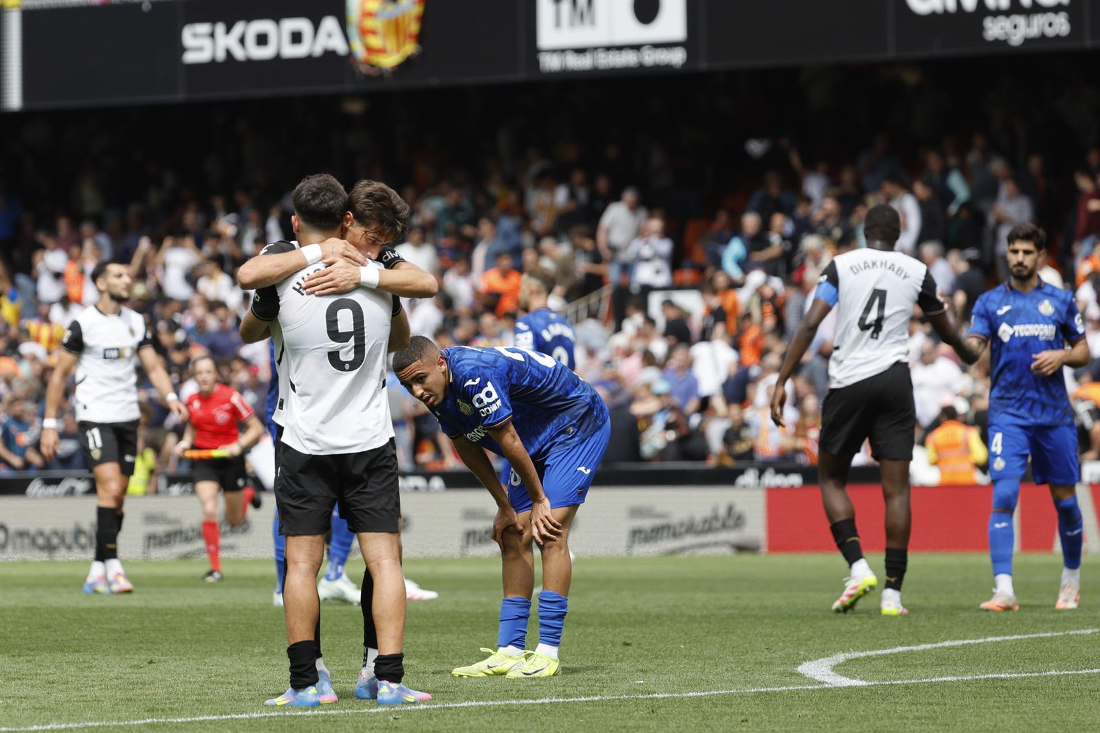 Los jugadores del Getafe, tras perder en Valencia