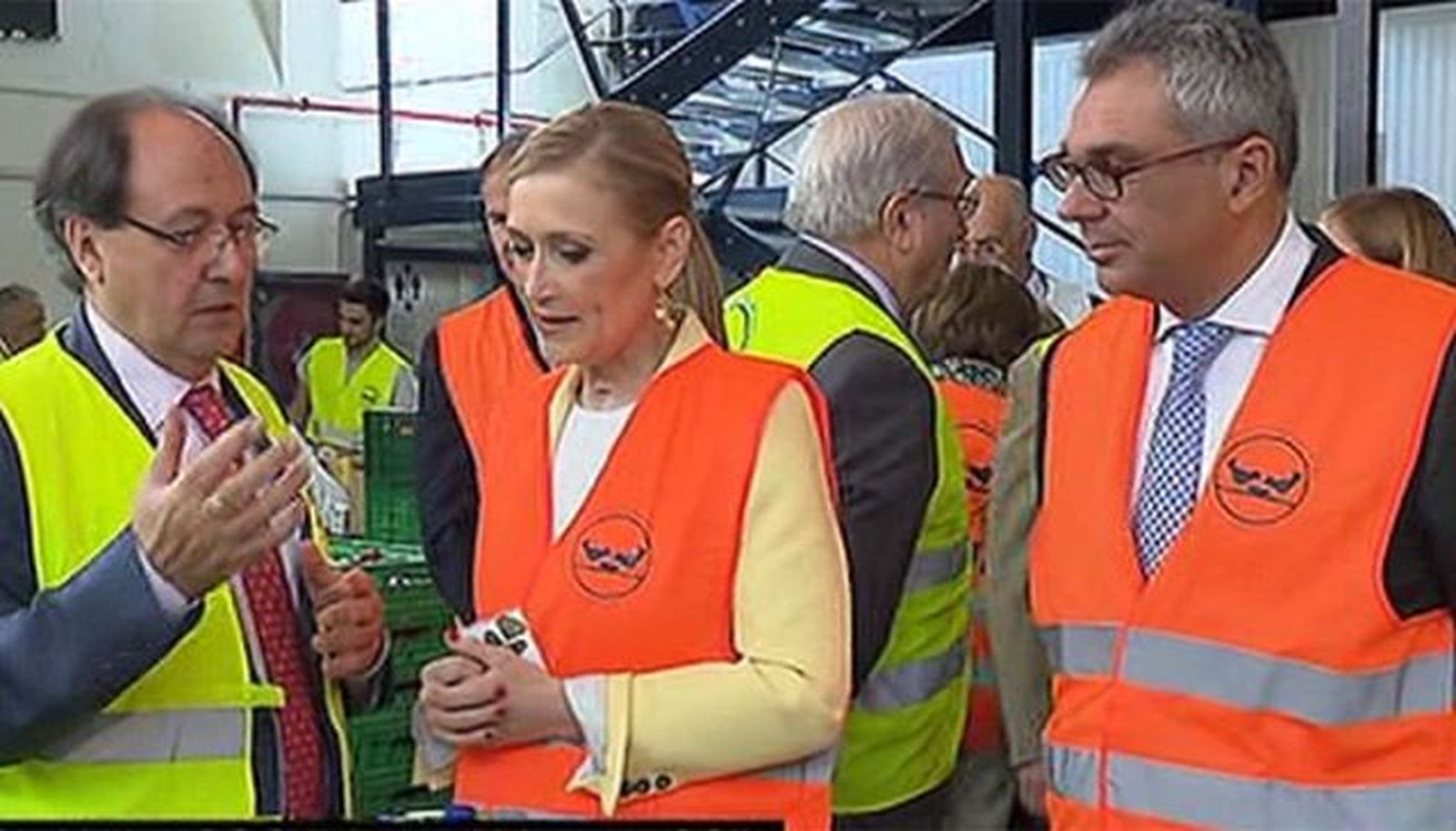 Cifuentes se compromete a crear un Centro del Voluntario como punto de encuentro de ONGs
