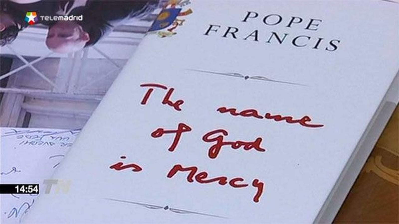 El papa pide una Iglesia cercana a divorciados y gais en un libro entrevista