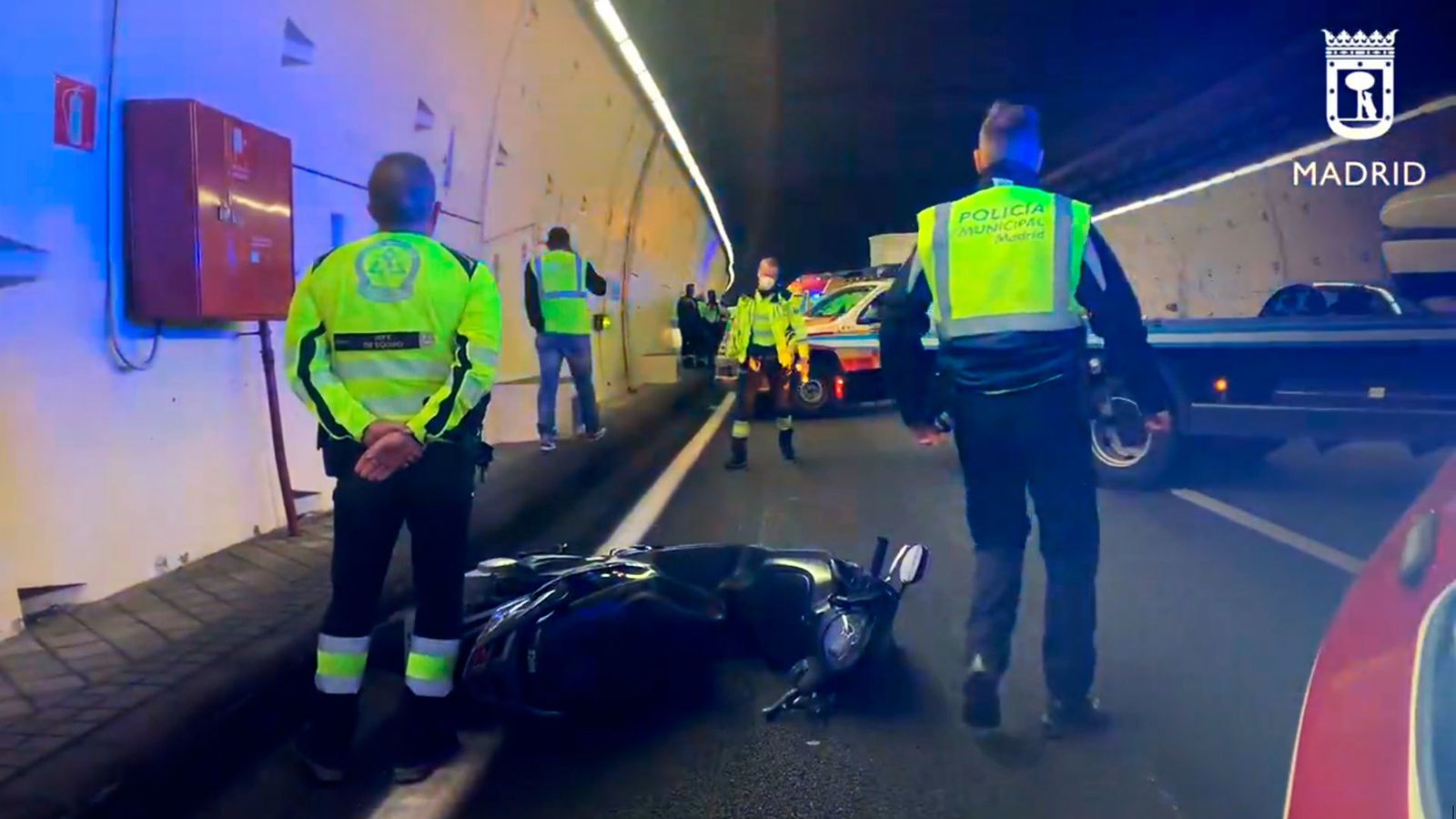 Agentes de la Policía Municipal y miembros de Emergencias Madrid en el bypass sur de la M-30, tras el accidente de motor que le ha costado la vida a un joven de 25 años