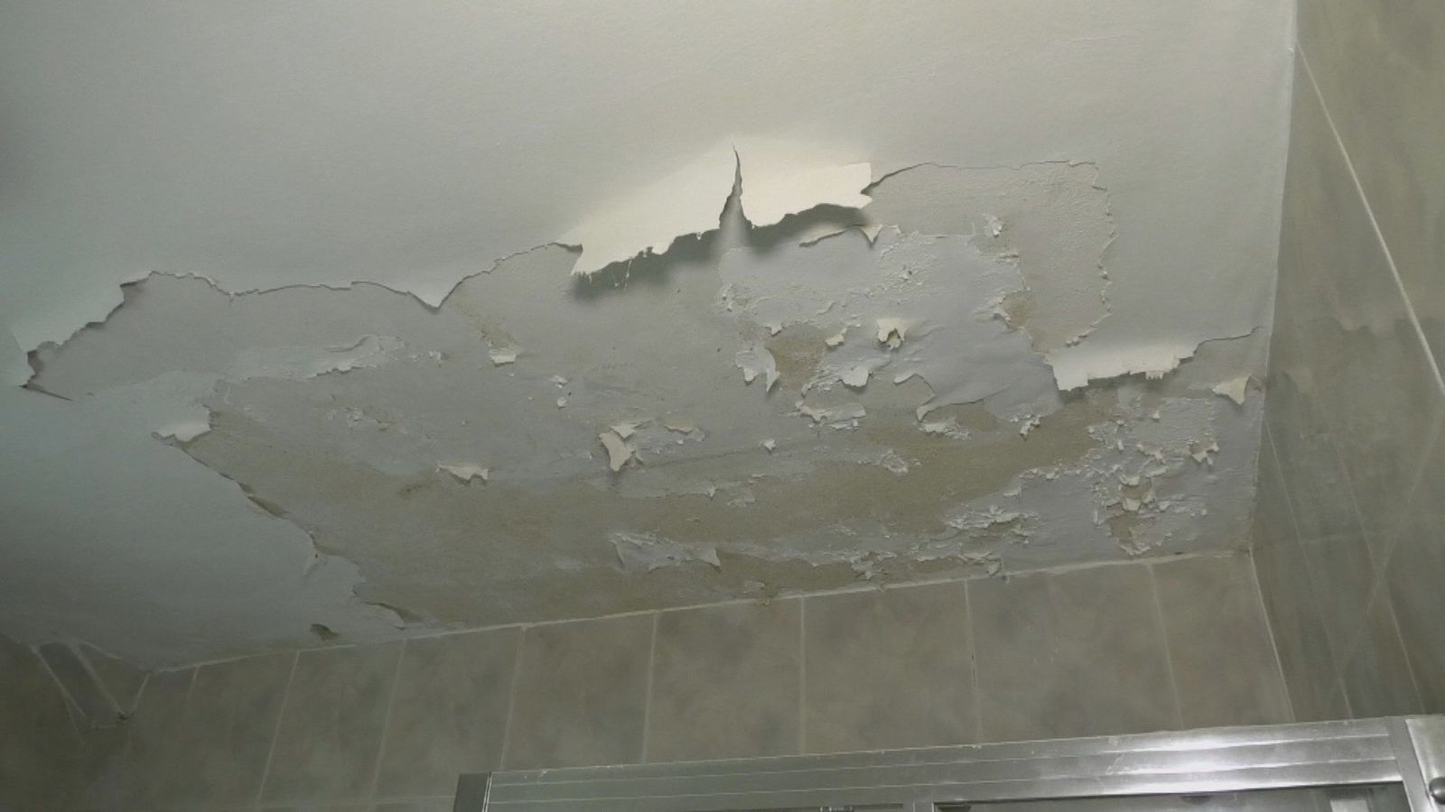 Diez meses sin pagar el alquiler por las humedades y goteras de la vivienda, en Villa de Vallecas