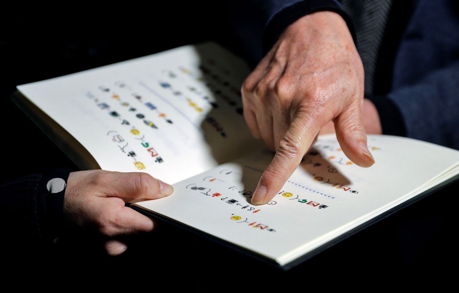 ¿Podrías leer un libro solo escrito con emoticonos?