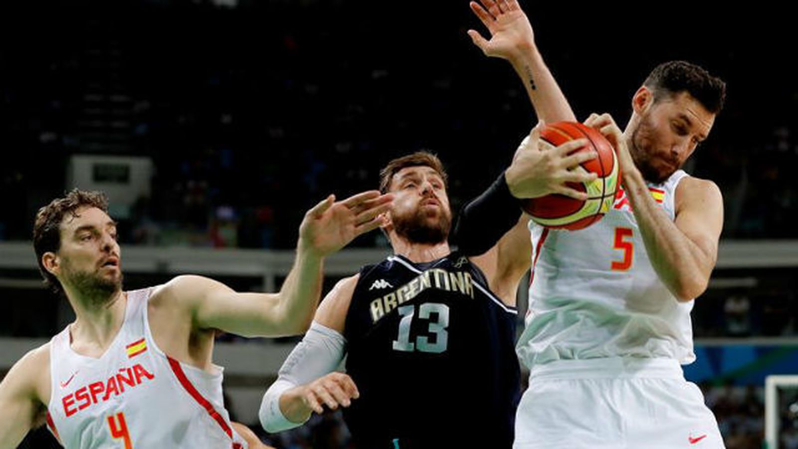 Pau Gasol y Rudy Fernandez de Espapa en acción con Andres Nocioni de Aregntina