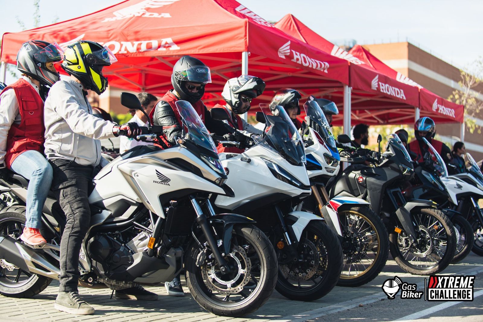 Motos y motorista en una concentración de Xtrem Challenge