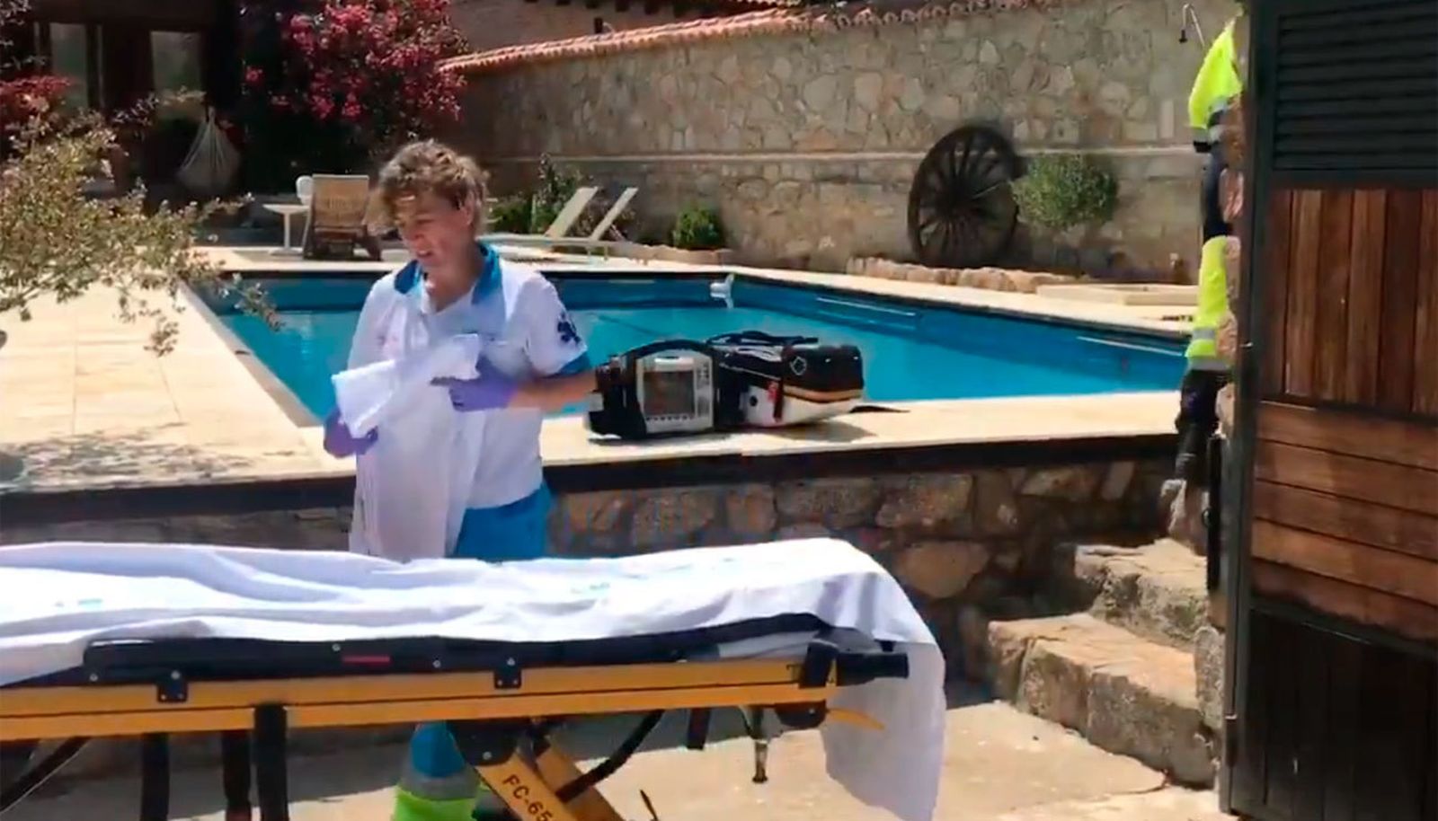Encuentran sumergida a una mujer en su piscina de Chapinería