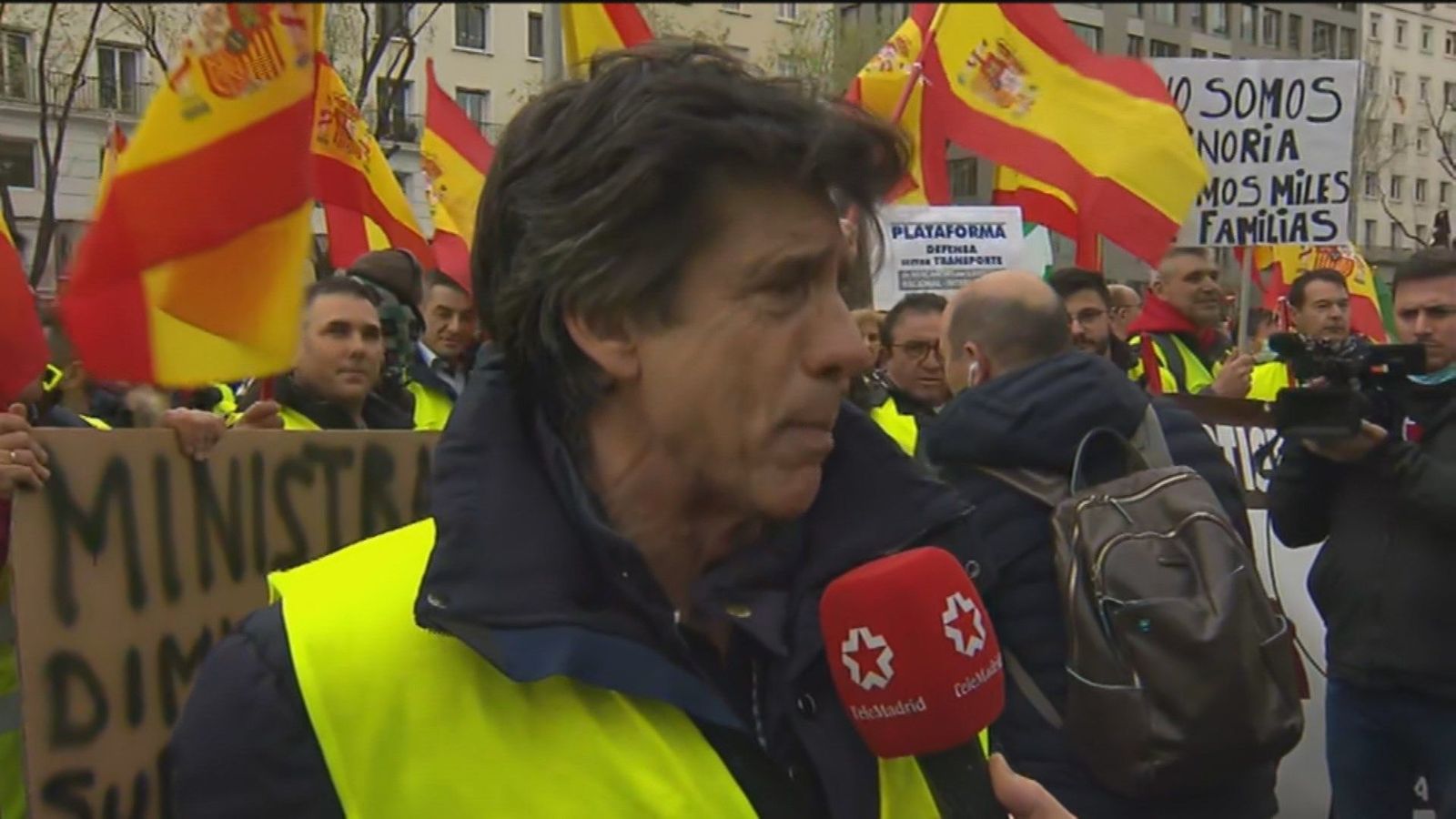 Lágrimas y vítores de "¡ministra dimisión!" tras el anuncio del Gobierno de una reunión con los transportistas en huelga