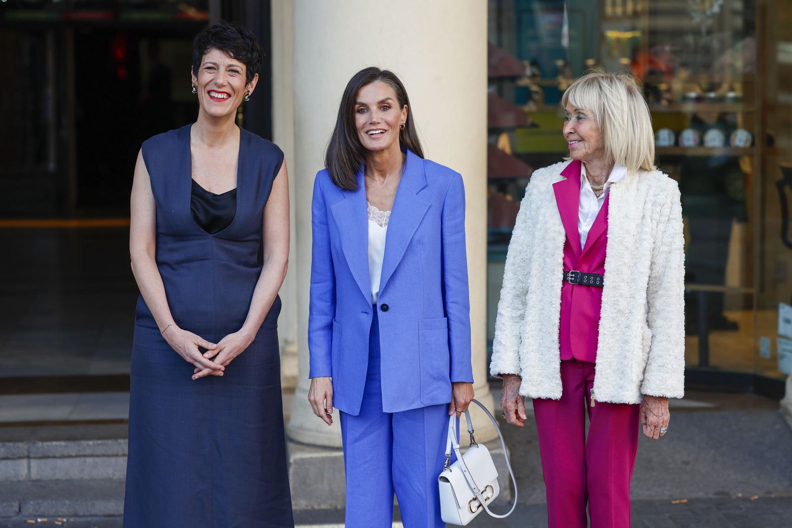 La reina Letizia junto a Elma Saiz y María Teresa Fernández de la Vega